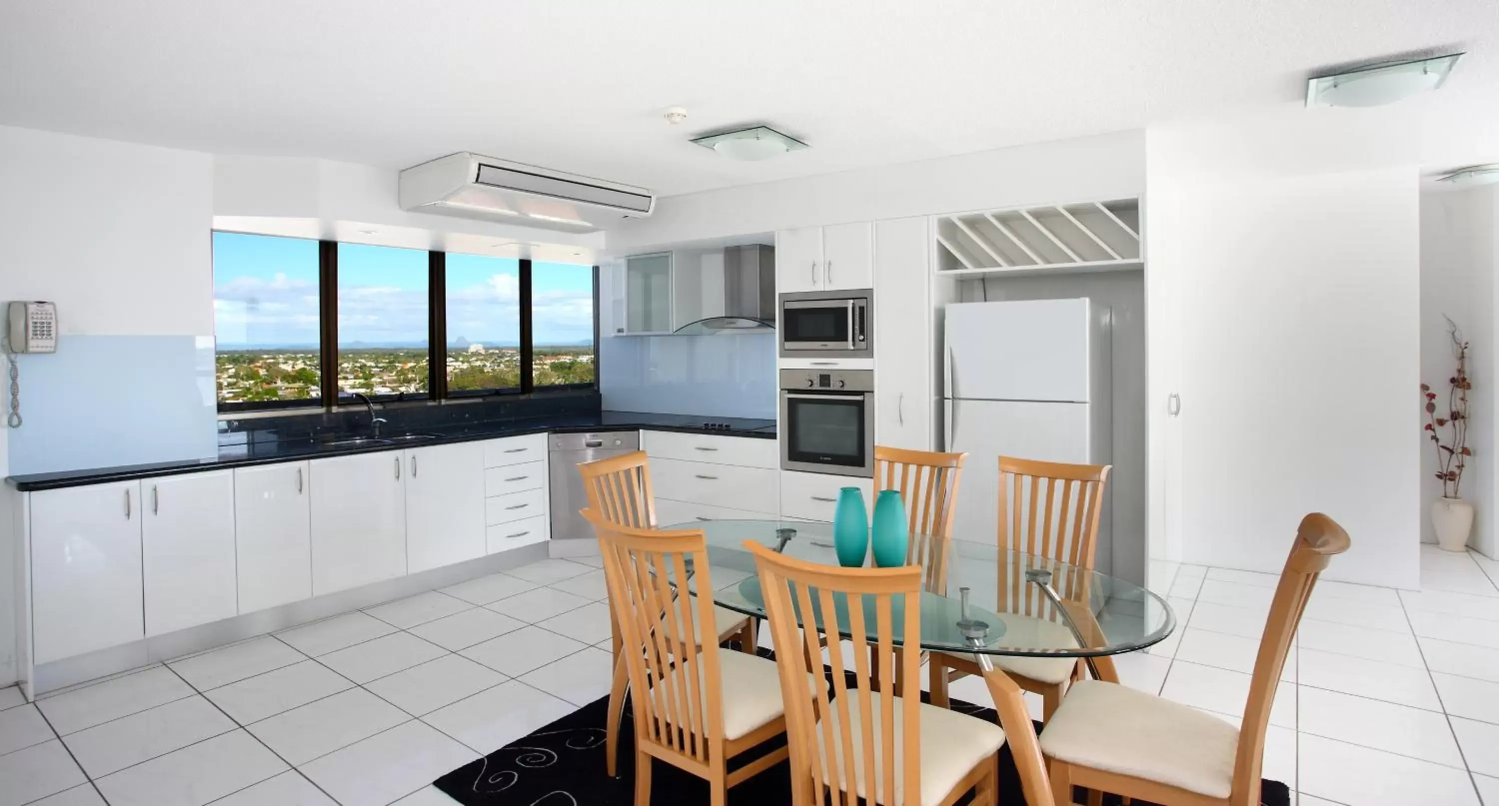 Kitchen or kitchenette, Dining Area in Gemini Resort