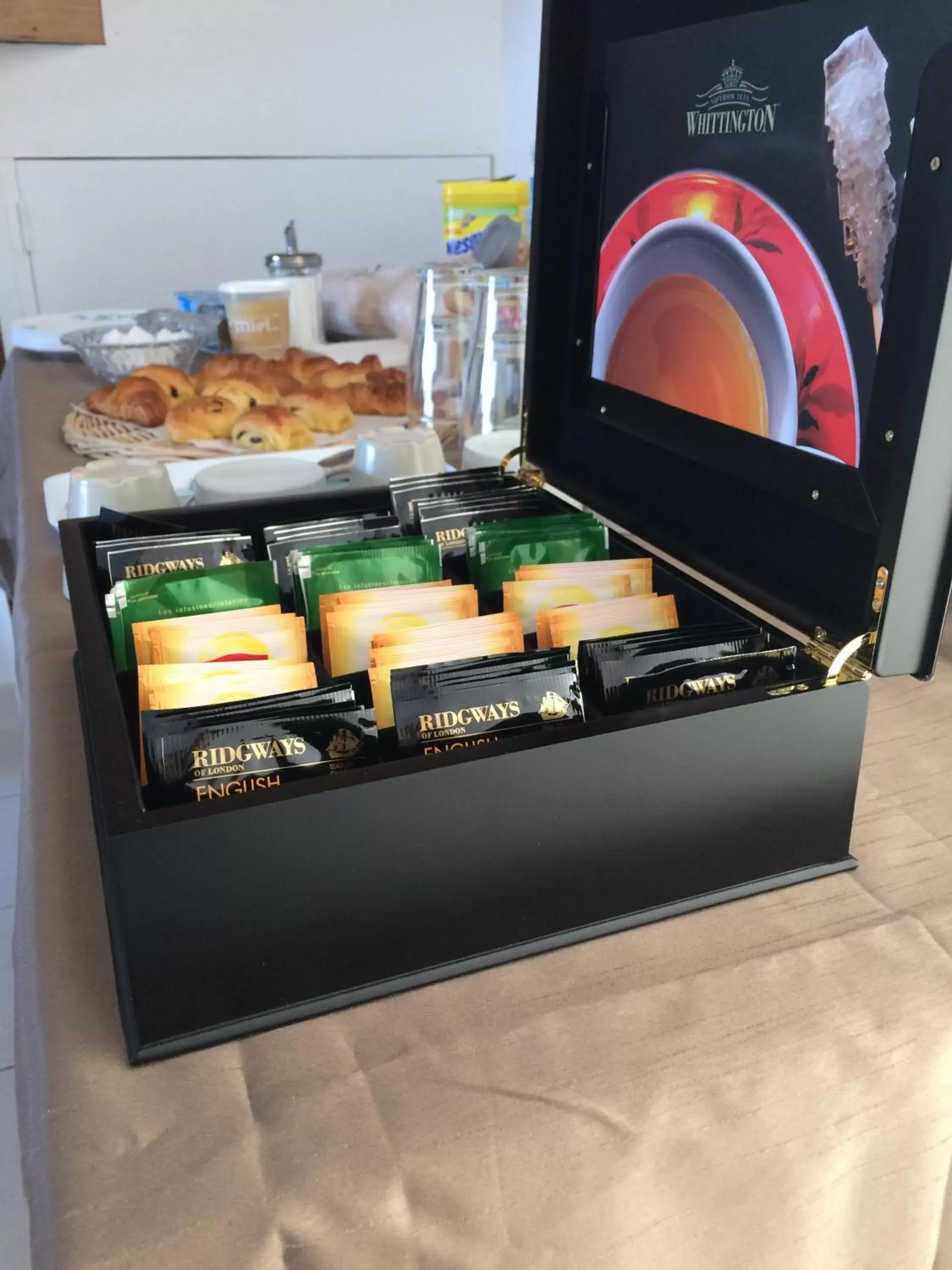 Buffet breakfast, TV/Entertainment Center in Les Chambres d'Hôtes de la Mer
