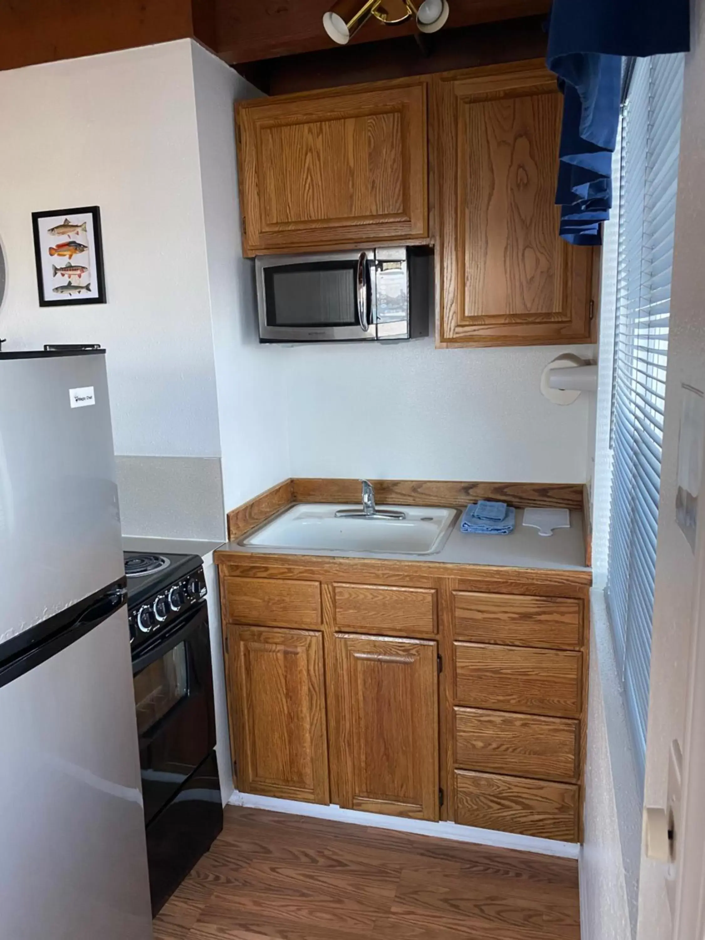 Kitchen/Kitchenette in Curley's Resort & Dive Center