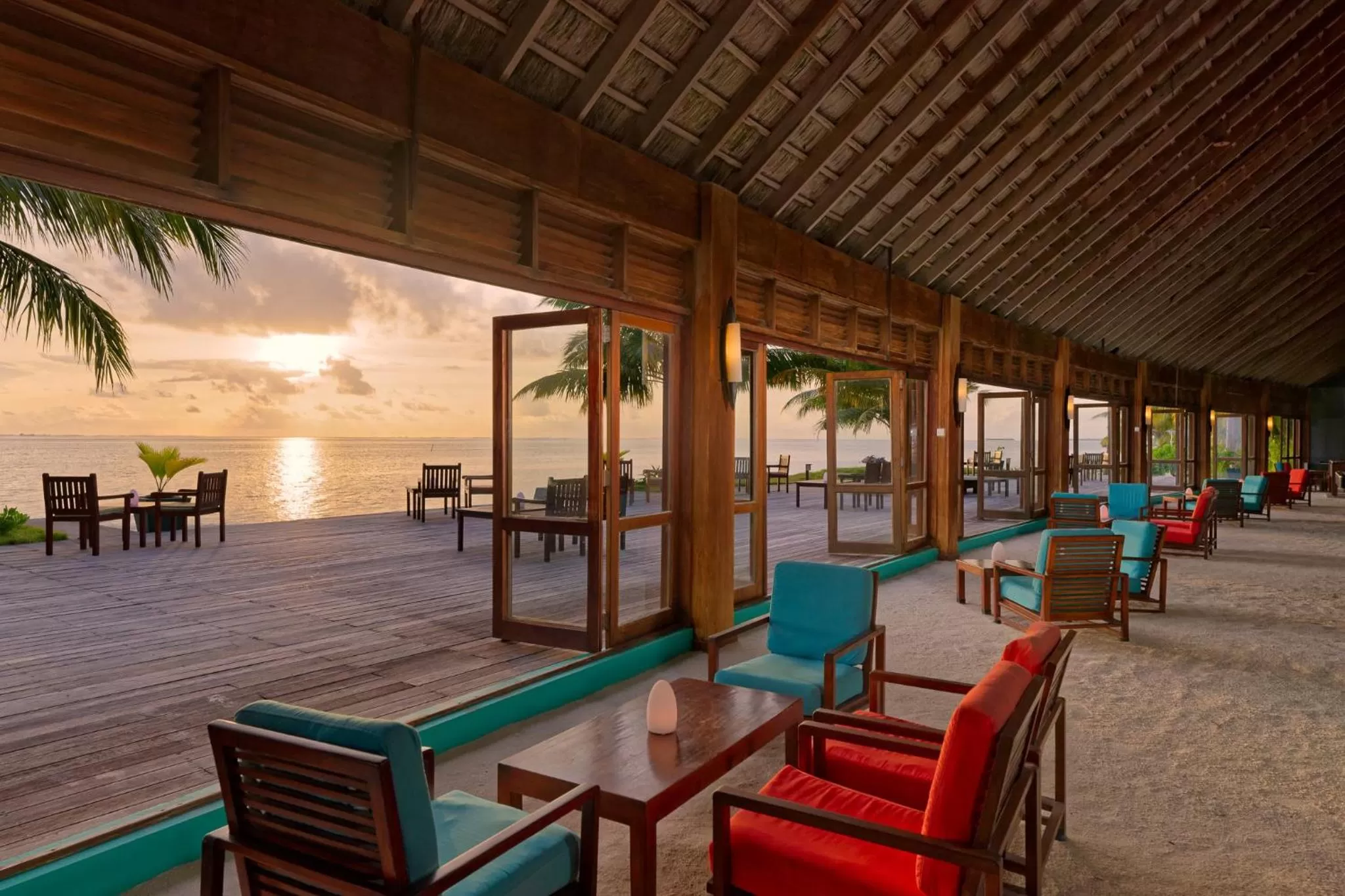 Lounge or bar in Canareef Resort Maldives