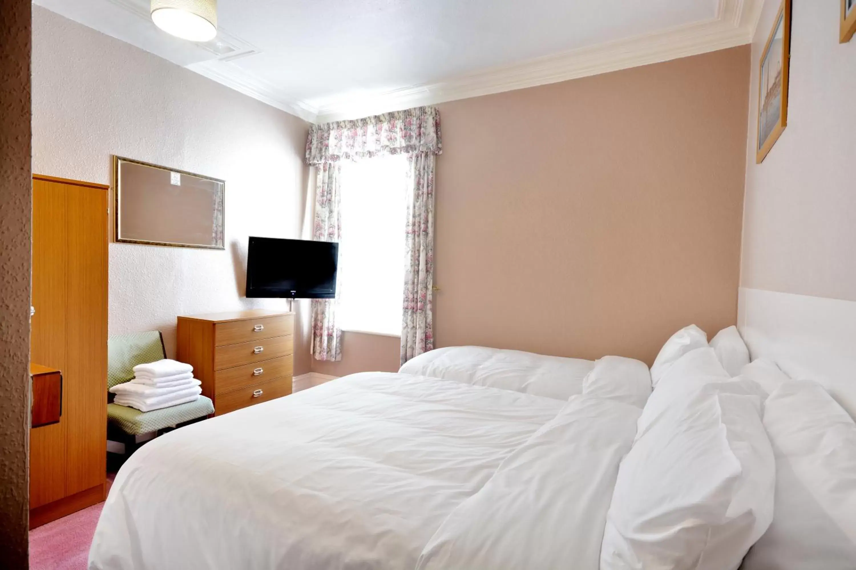 Photo of the whole room, Bed in Royal Oakwell Hotel