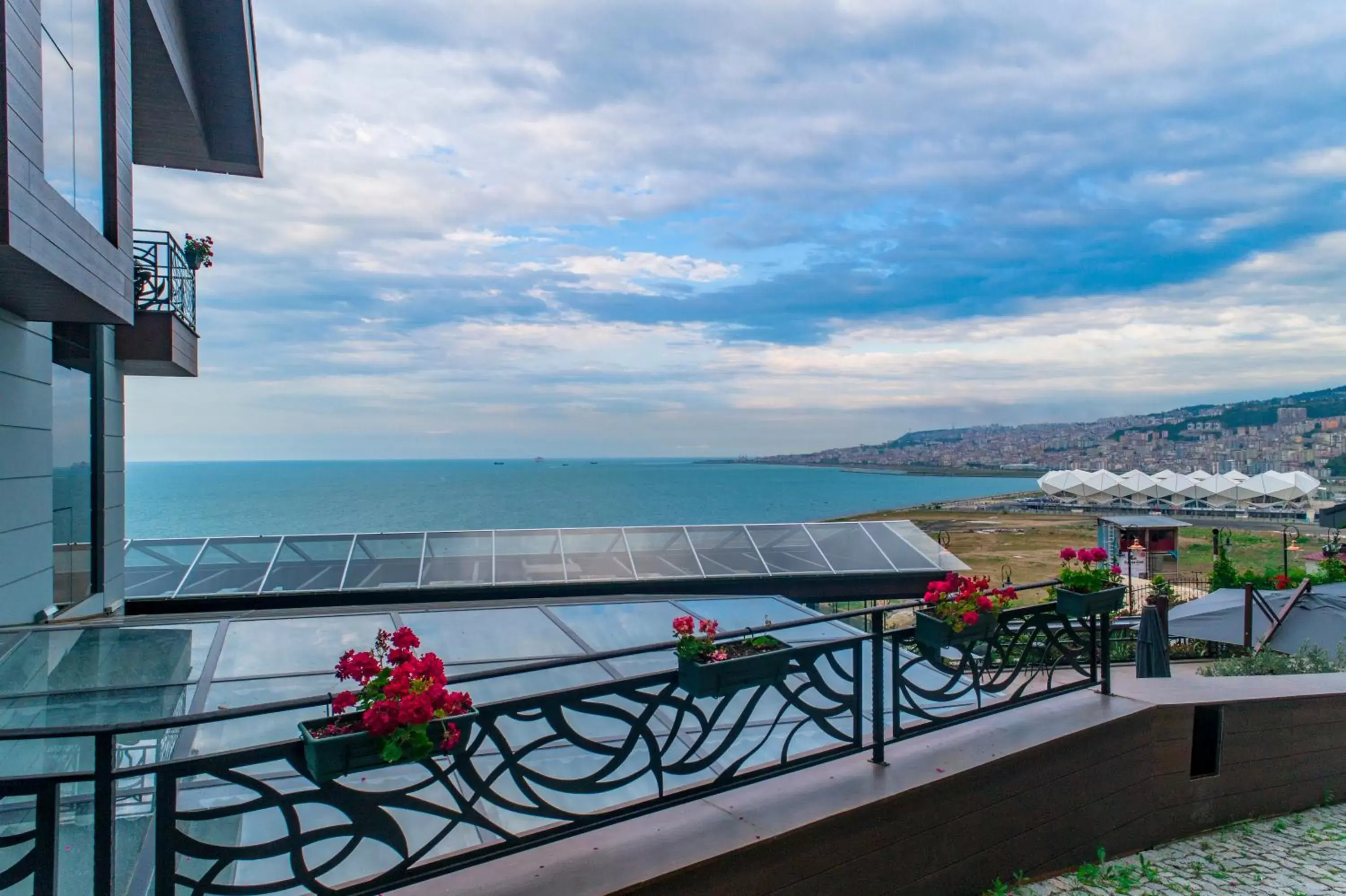 Facade/entrance, Balcony/Terrace in Peerless Villas Hotel