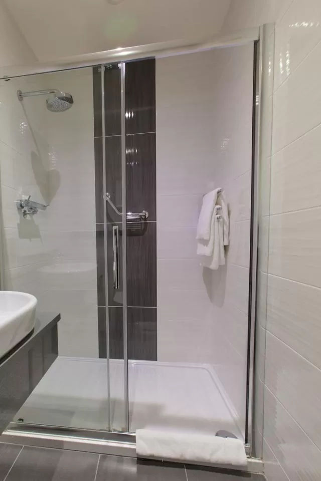 Shower in Grand Hotel Tralee