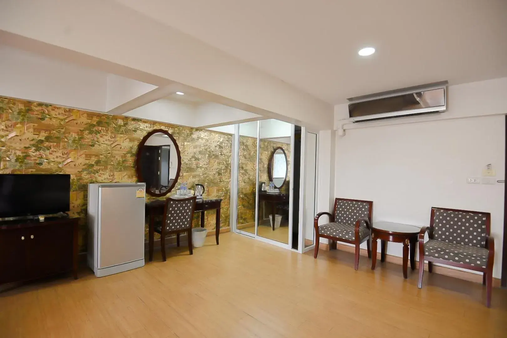 Photo of the whole room, Seating Area in Pattaya Hiso Hotel