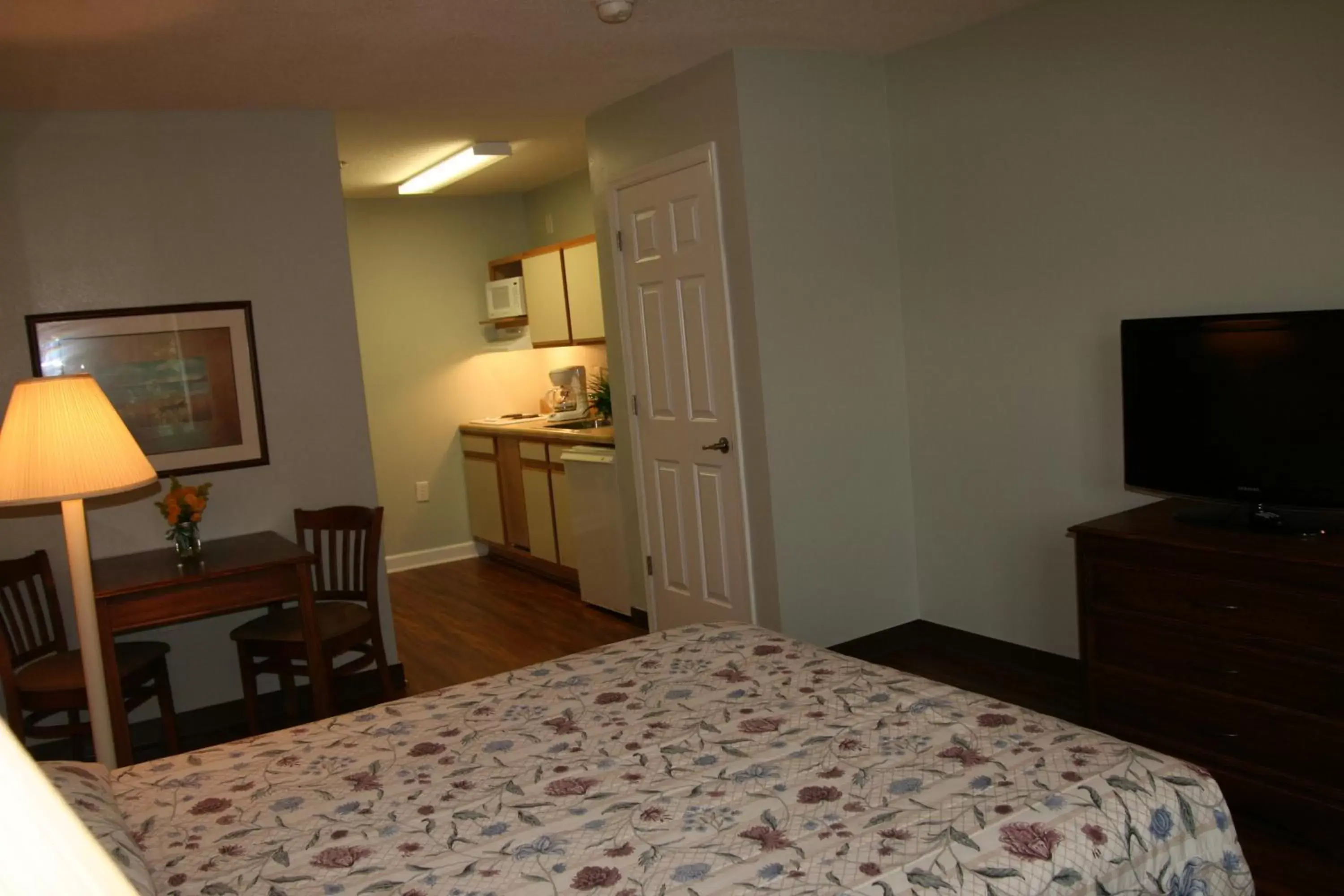 Bedroom, TV/Entertainment Center in Affordable Suites Jacksonville