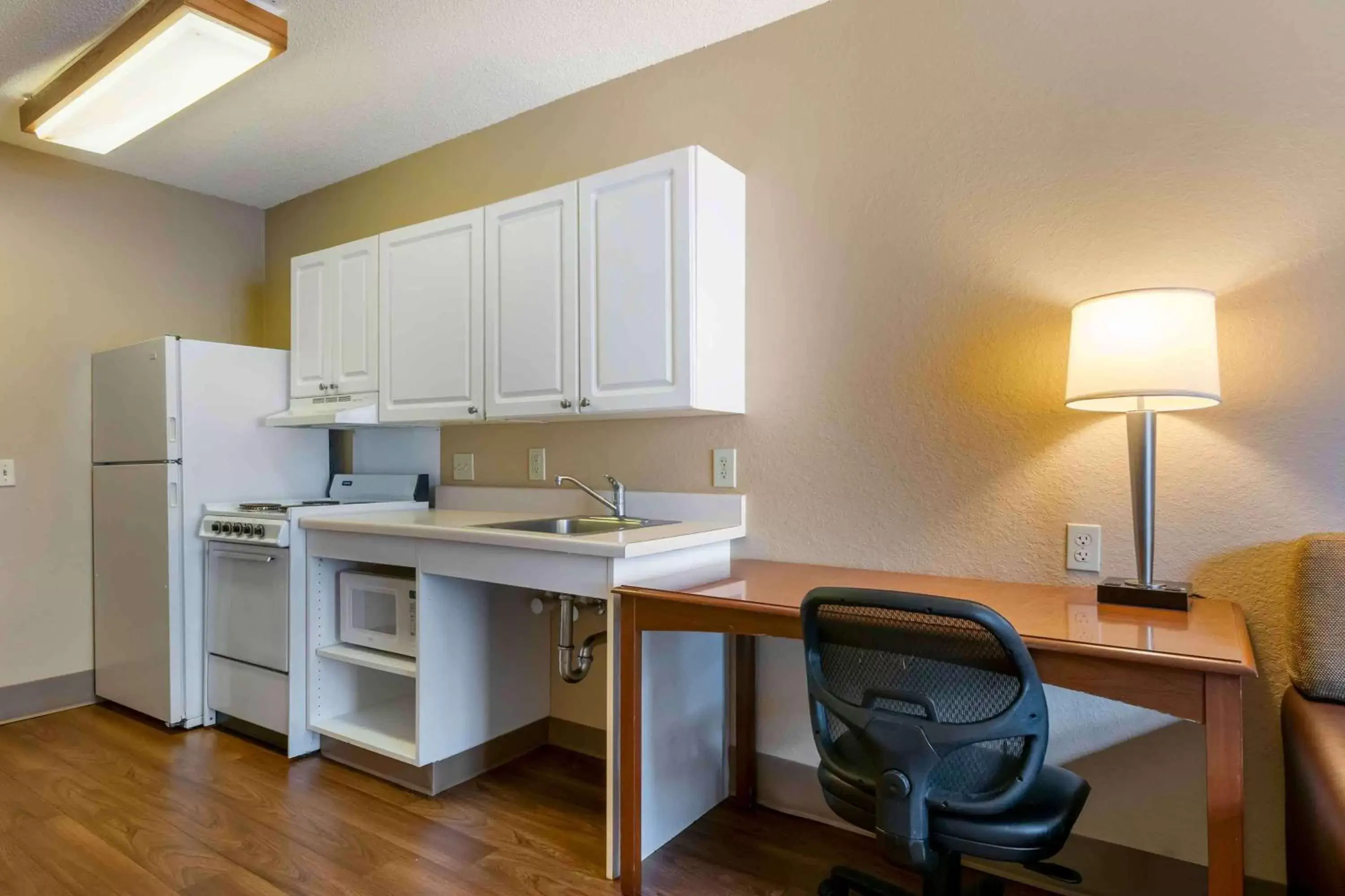 Bedroom, Kitchen/Kitchenette in Extended Stay America Suites - Orlando - Convention Center - 6443 Westwood