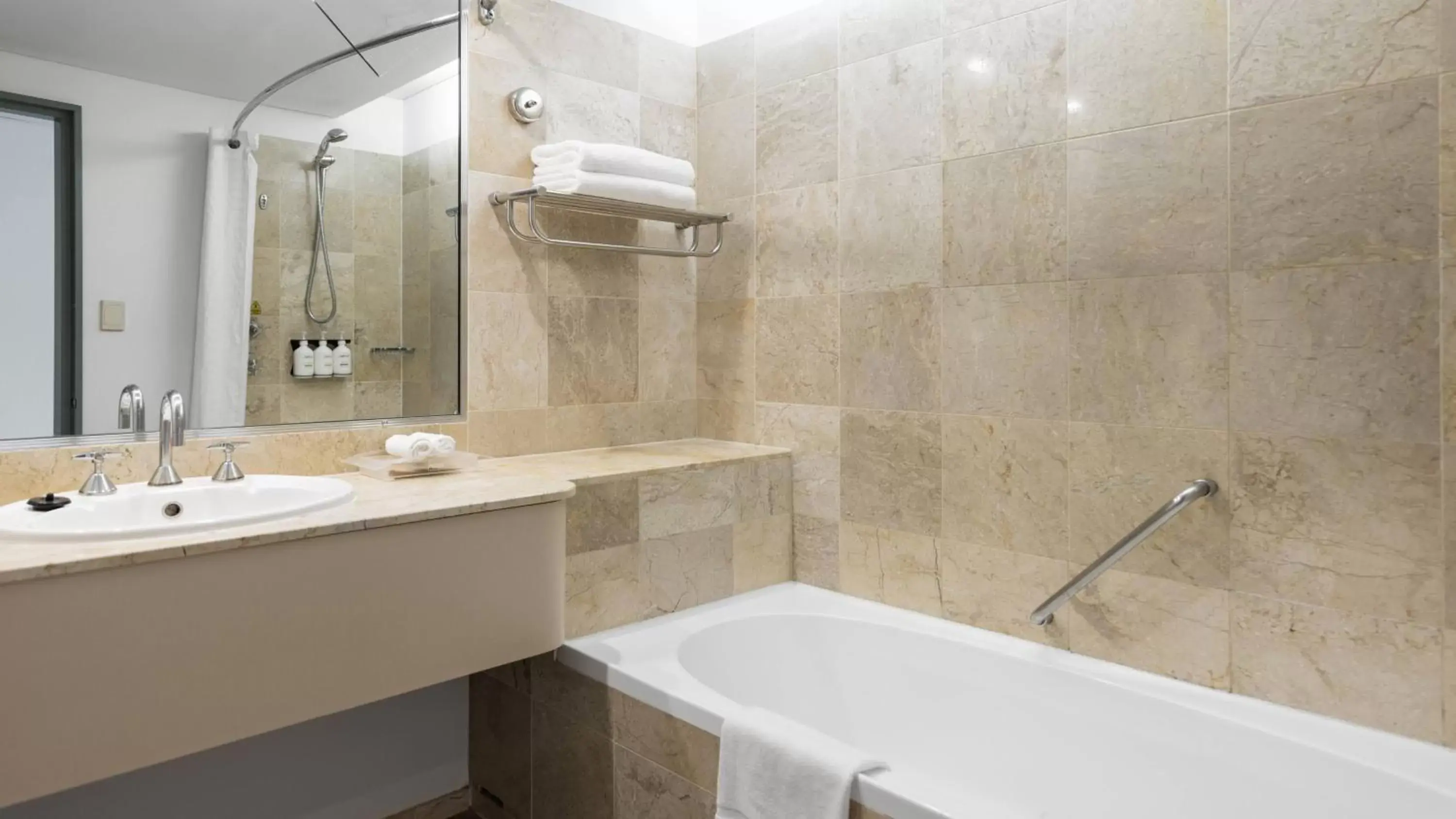 Bathroom in Holiday Inn Sydney Potts Point