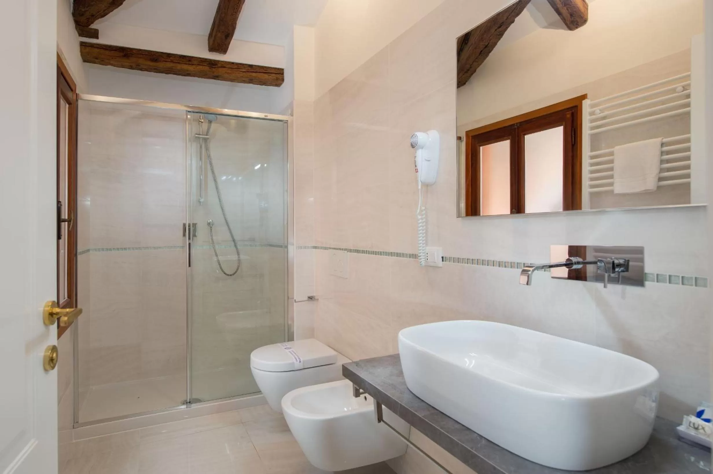 Shower in Corte Nova