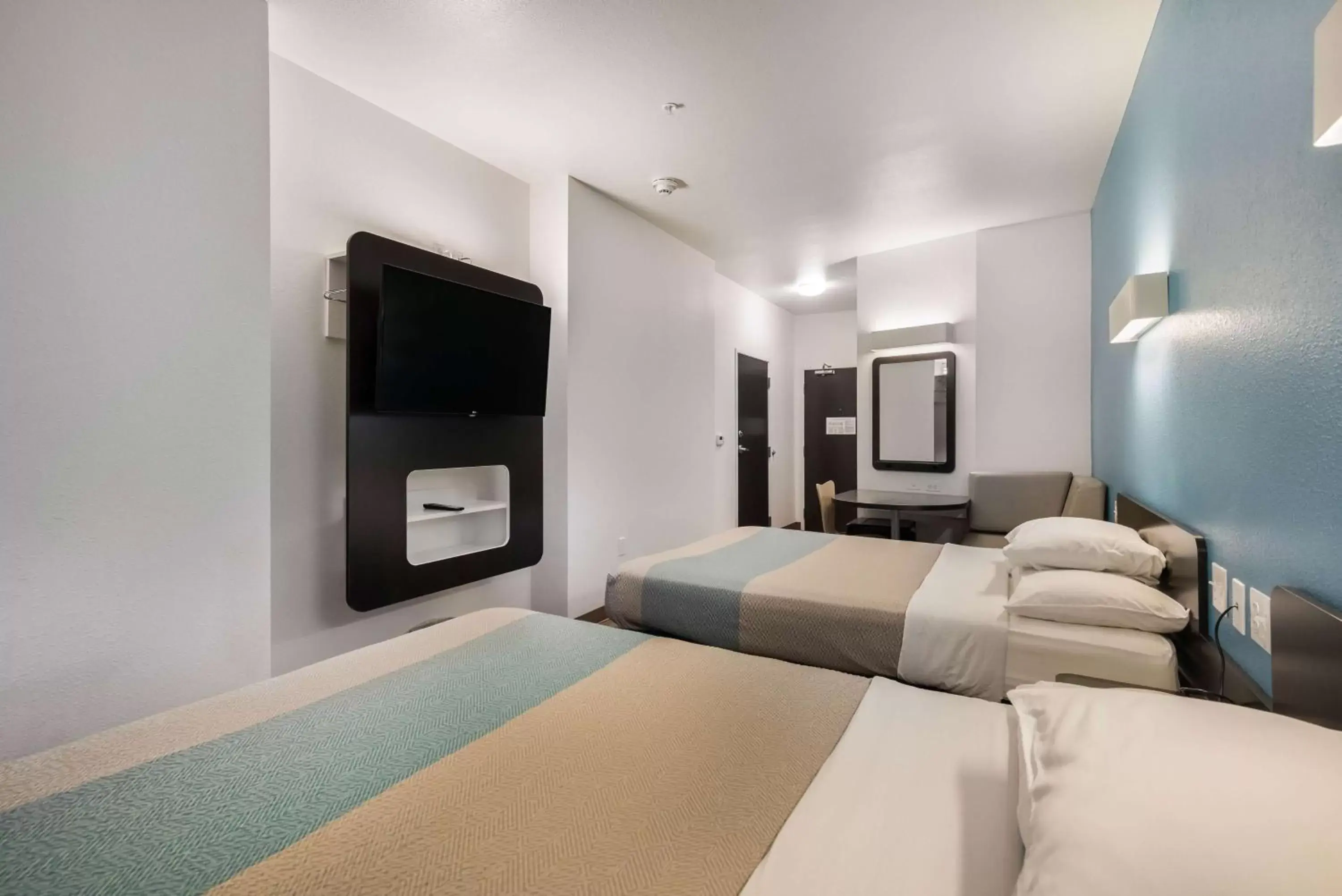 Photo of the whole room, Bed in Motel 6 Poplar Bluff, MO Photo of the whole room, Bed in Motel 6 Poplar Bluff, MO