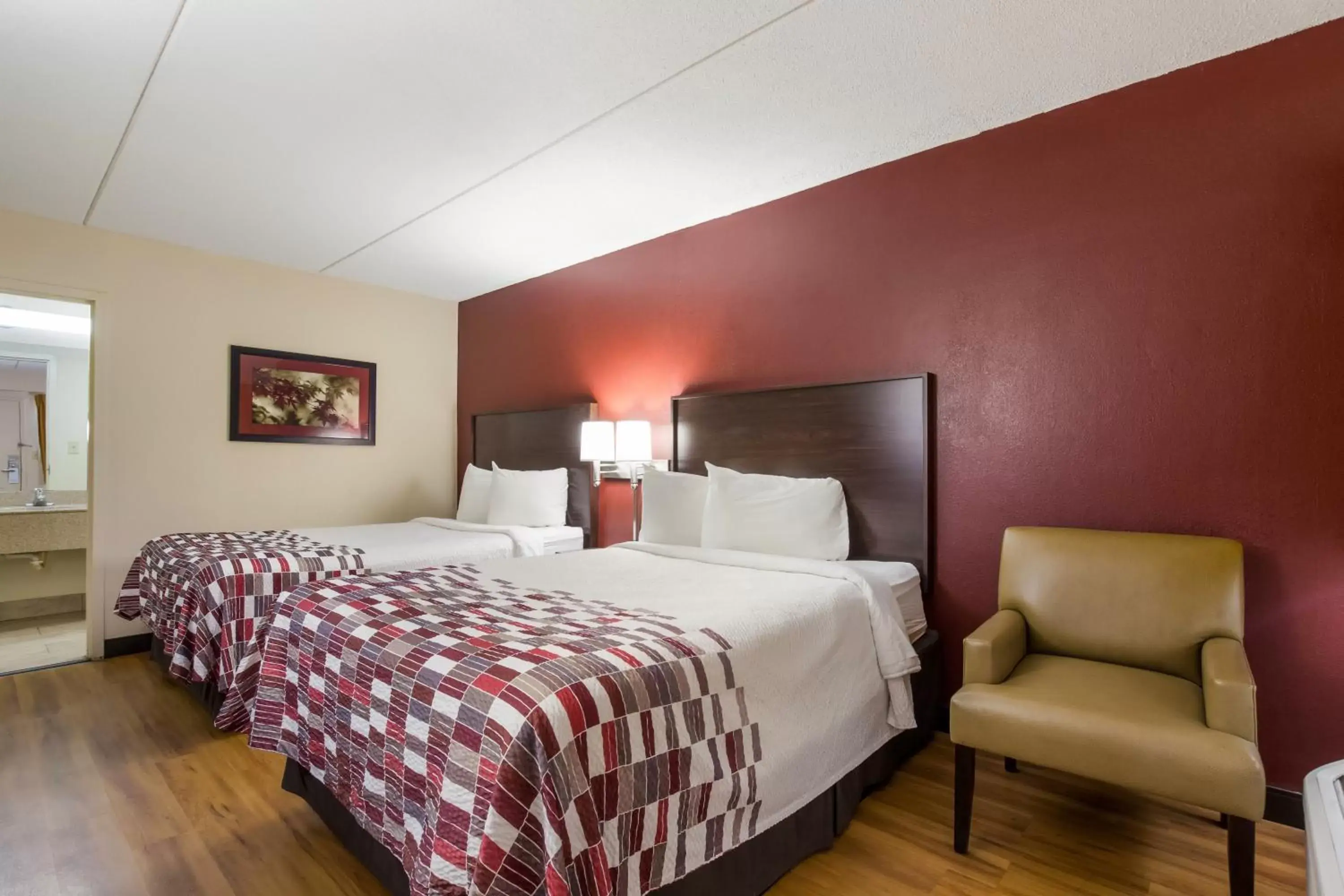 Photo of the whole room, Bed in Red Roof Inn Shelbyville