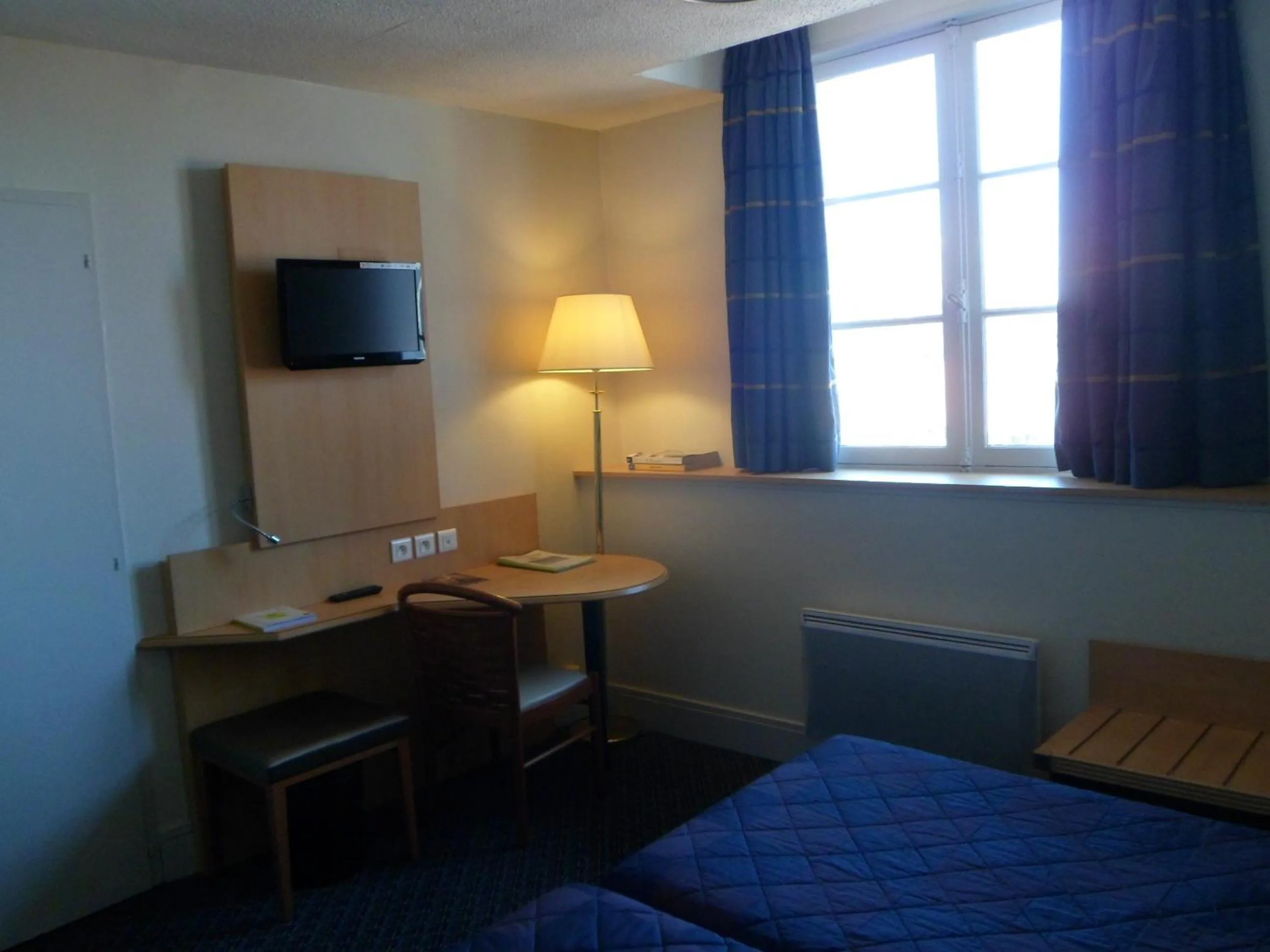 TV and multimedia, Bed in Hotel Le Bourbon Pau Centre