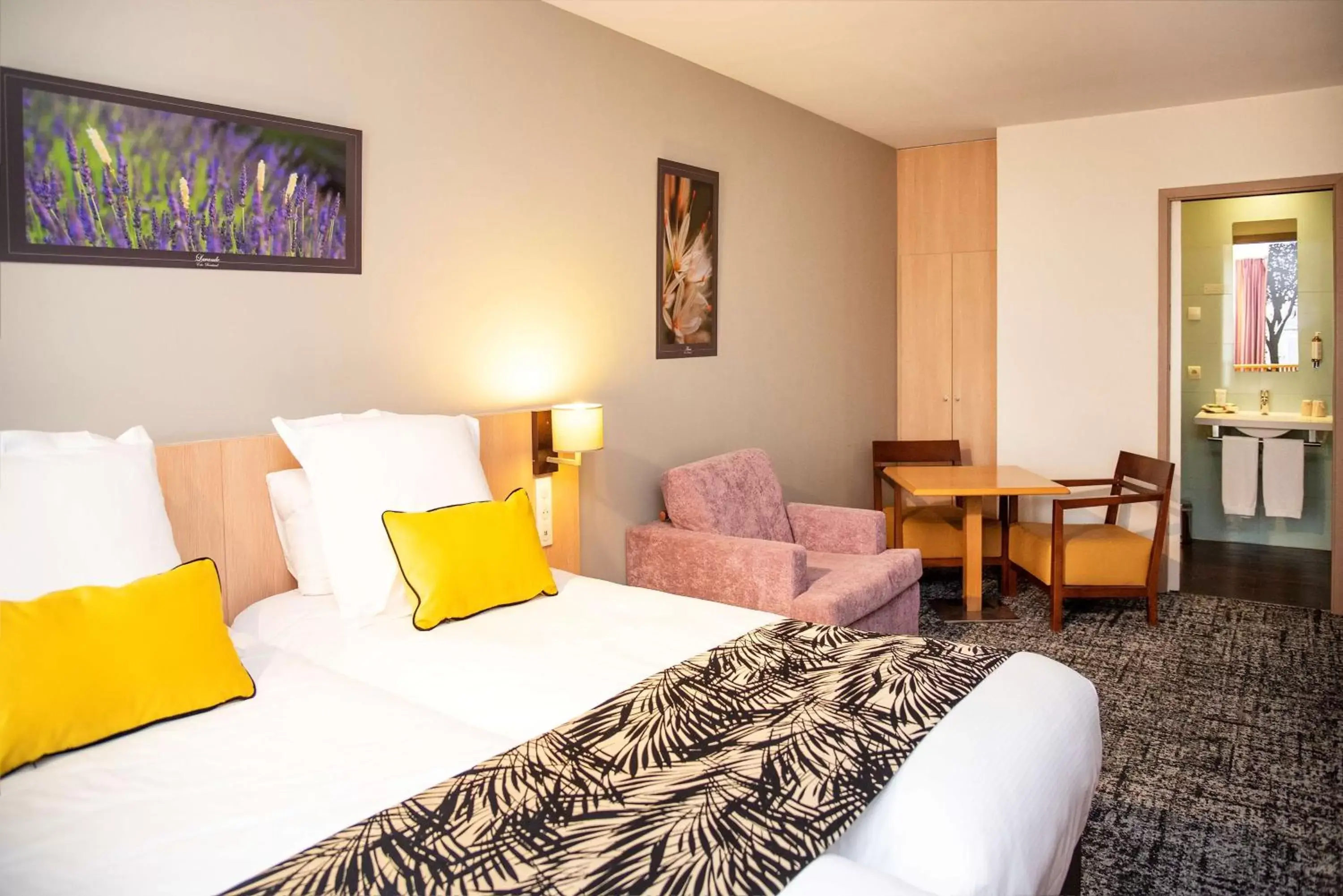 Bedroom, Bed in Best Western Plus Hôtel Colbert Bedroom, Bed in Best Western Plus Hôtel Colbert