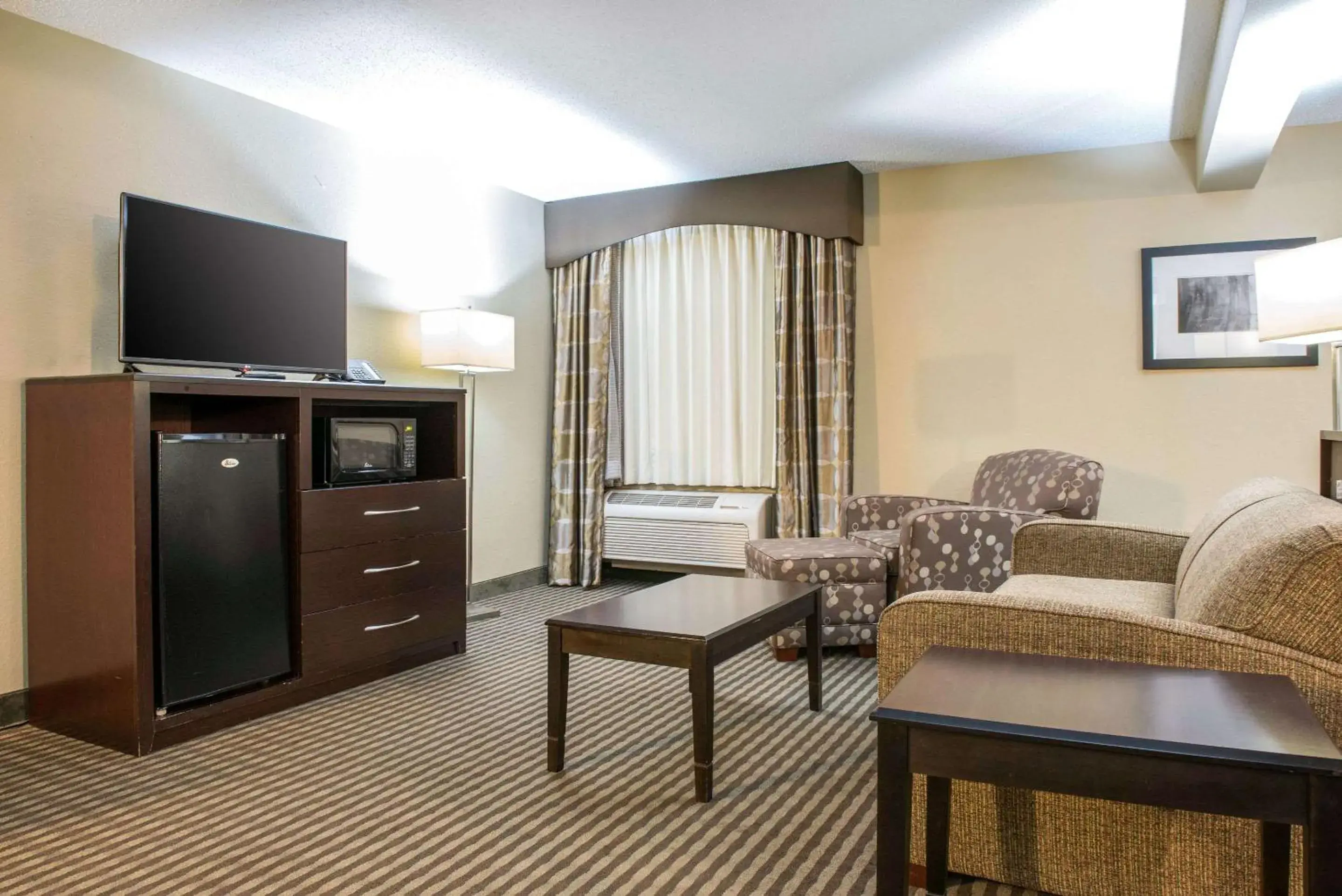 Photo of the whole room, TV/Entertainment Center in Quality Inn Festus