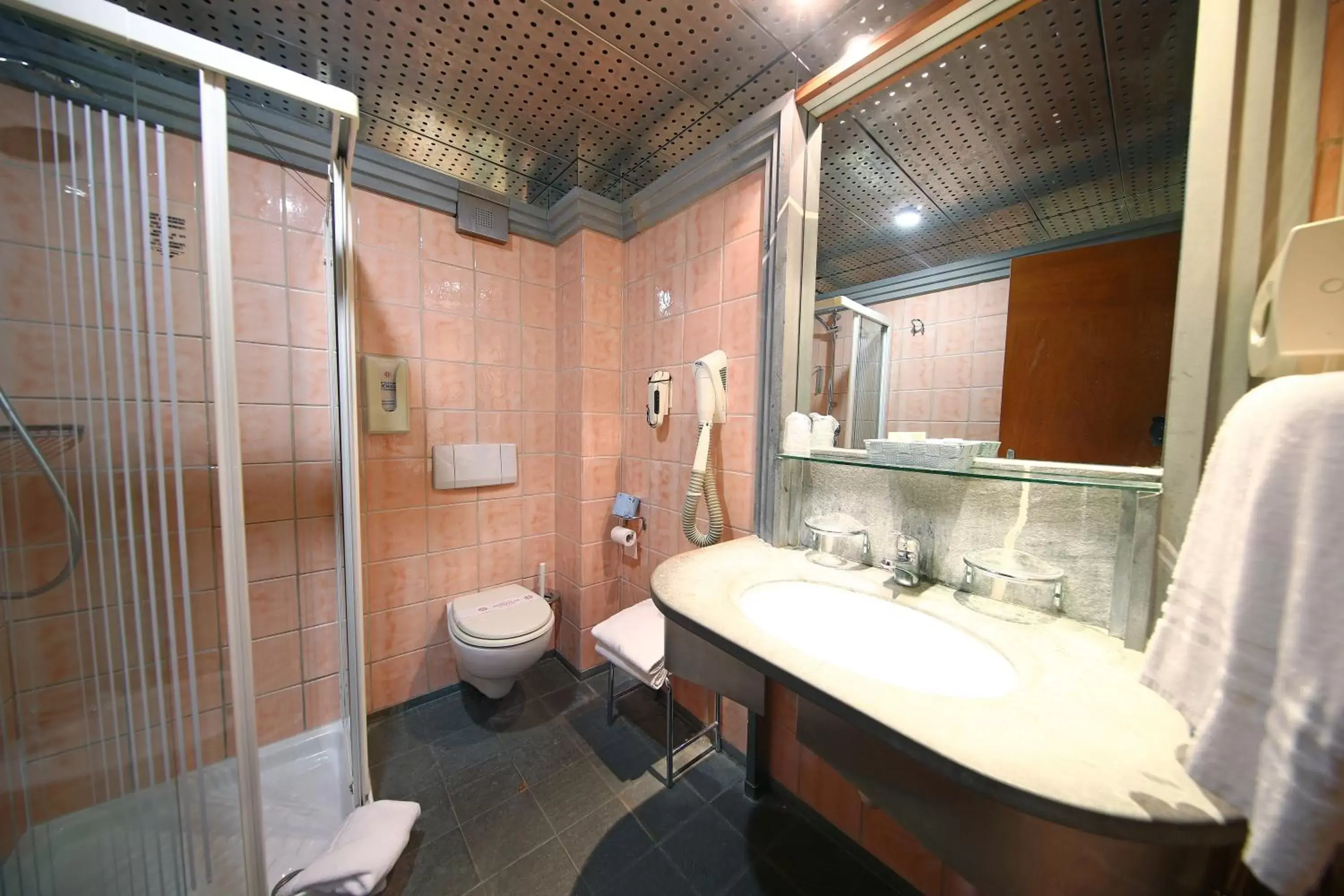 Bathroom in HR Hotel