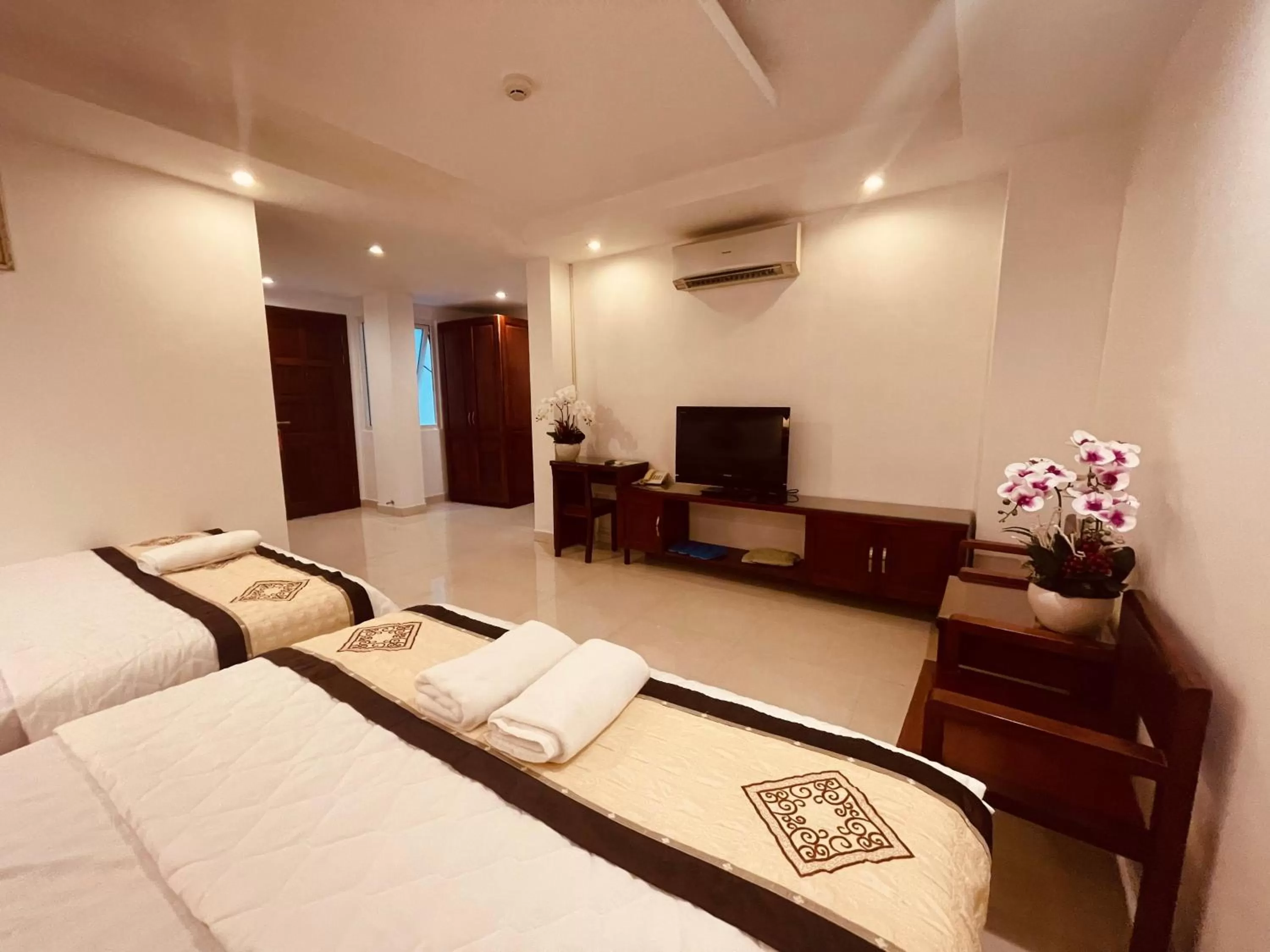 Quadruple Room with Bath in SaiGon Europe Hotel