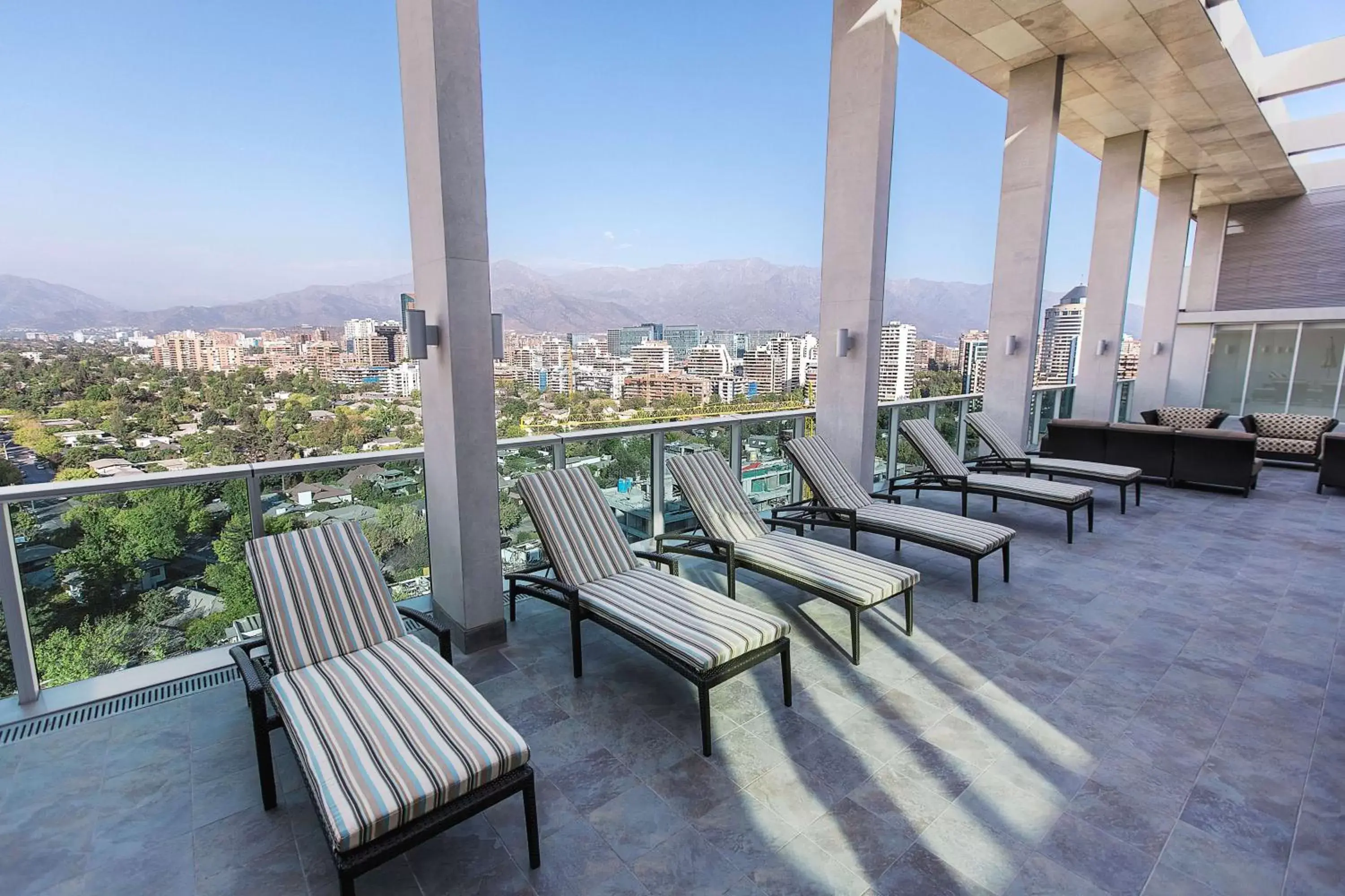 Lounge or bar in Hyatt Place Santiago/Vitacura Lounge or bar in Hyatt Place Santiago/Vitacura