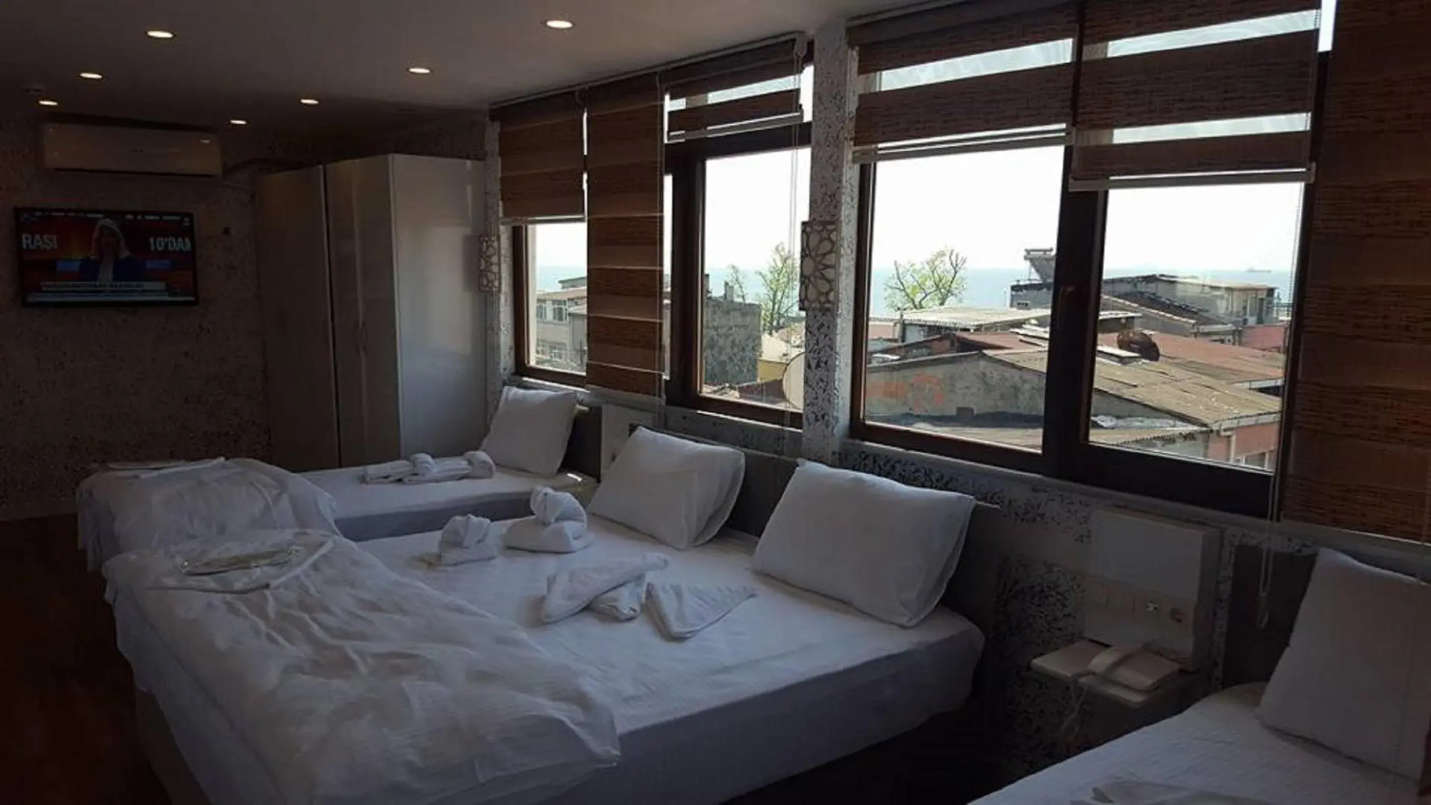 Bedroom, Bed in Sun Comfort Hotel
