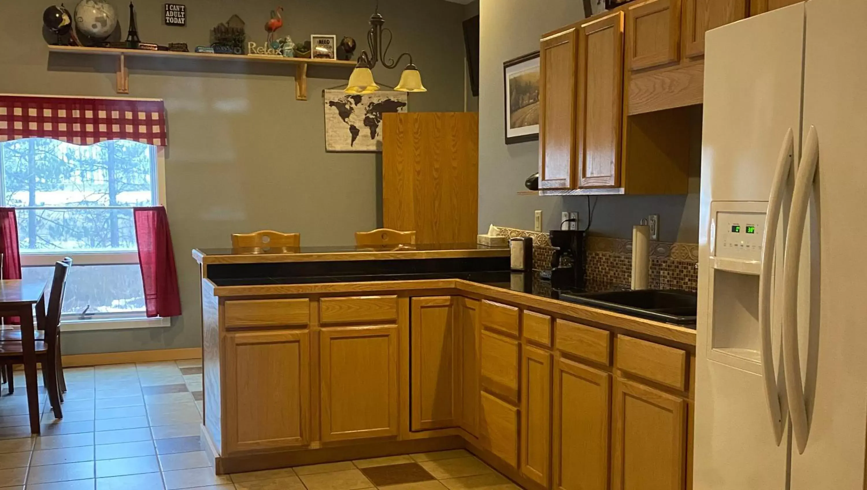 Kitchen or kitchenette, Kitchen/Kitchenette in Ivey's Motor Lodge