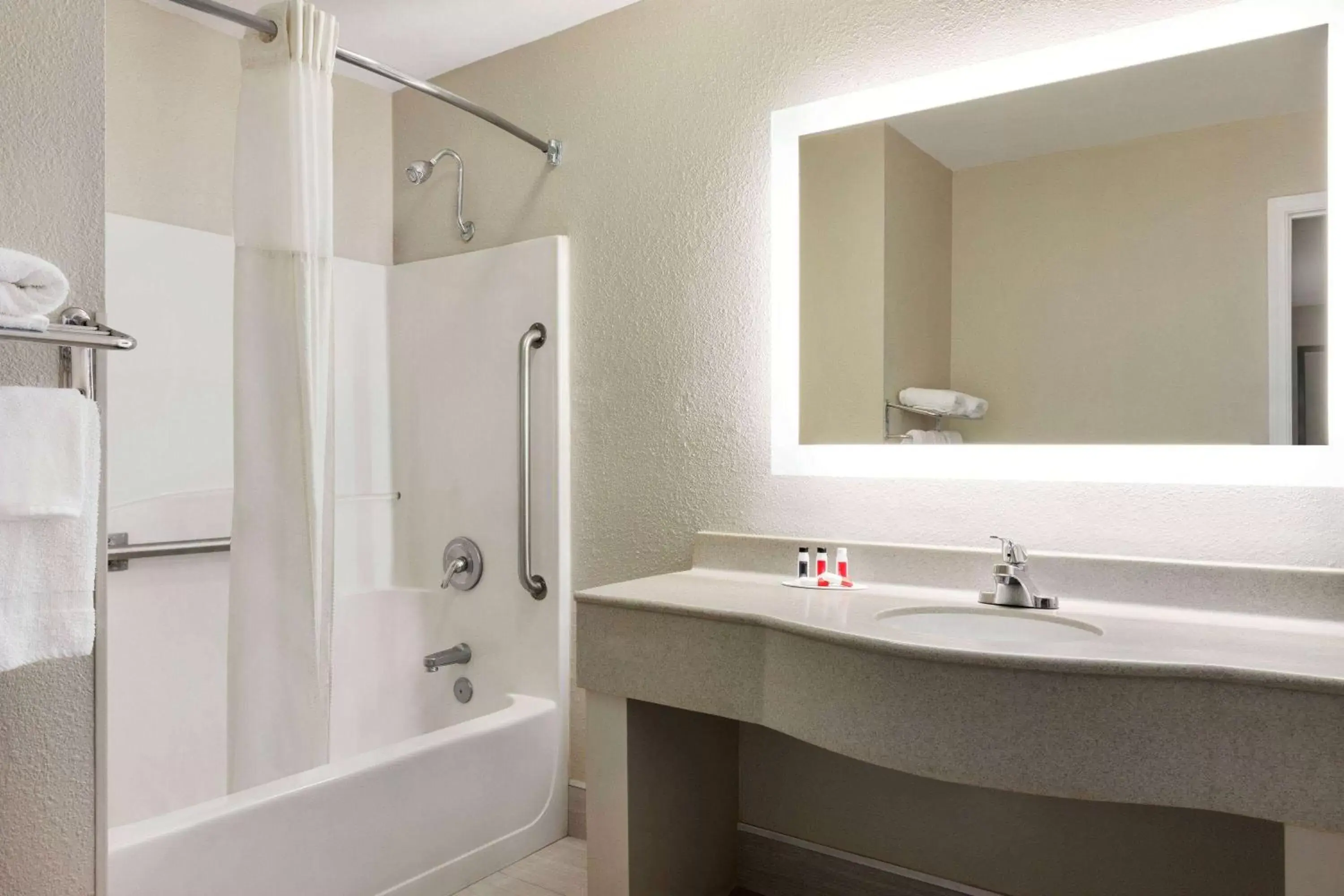 Shower, Bathroom in Howard Johnson by Wyndham Chattanooga Lookout Mountain