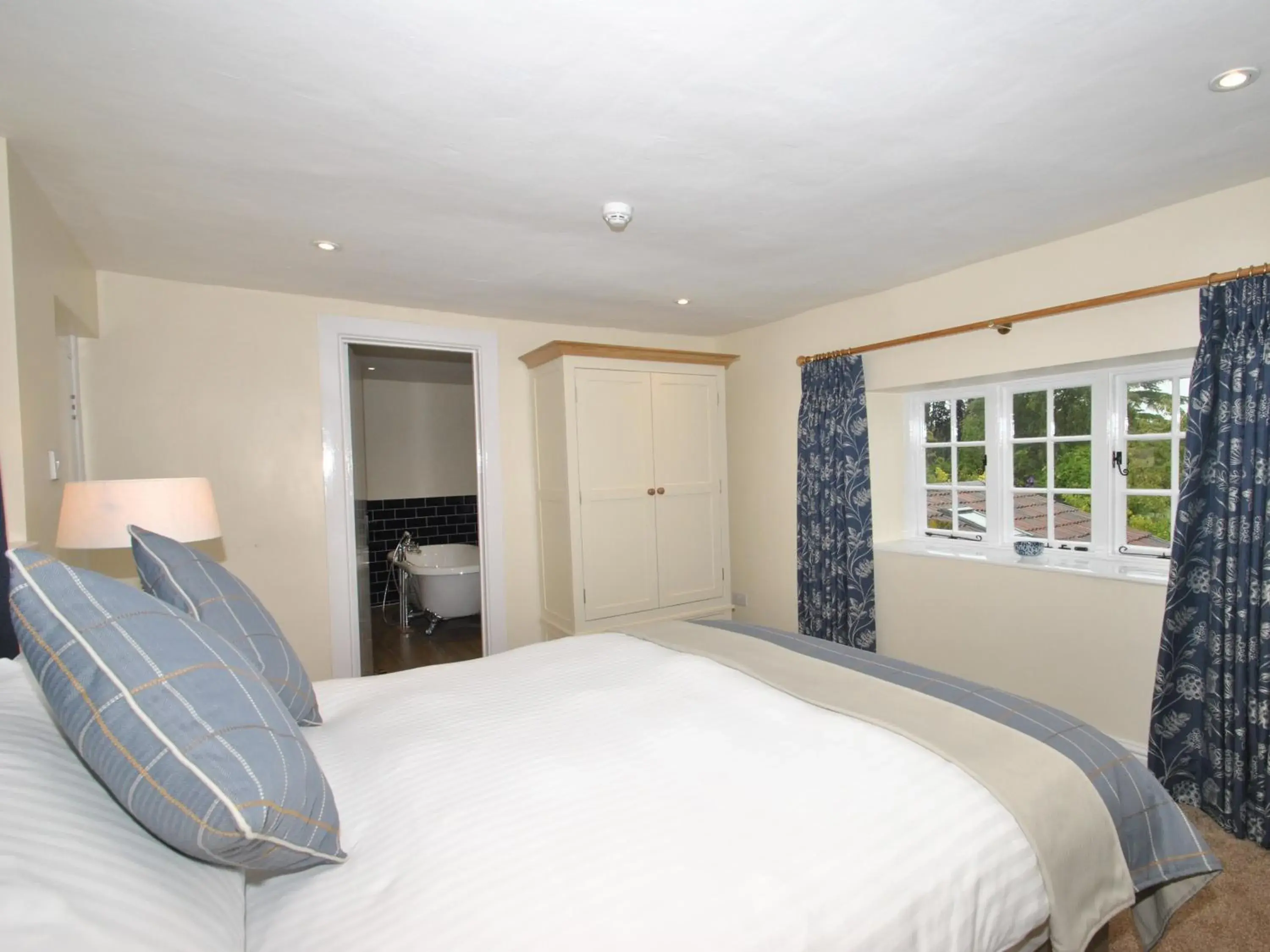 Superior Double Room - single occupancy in The Hood Arms