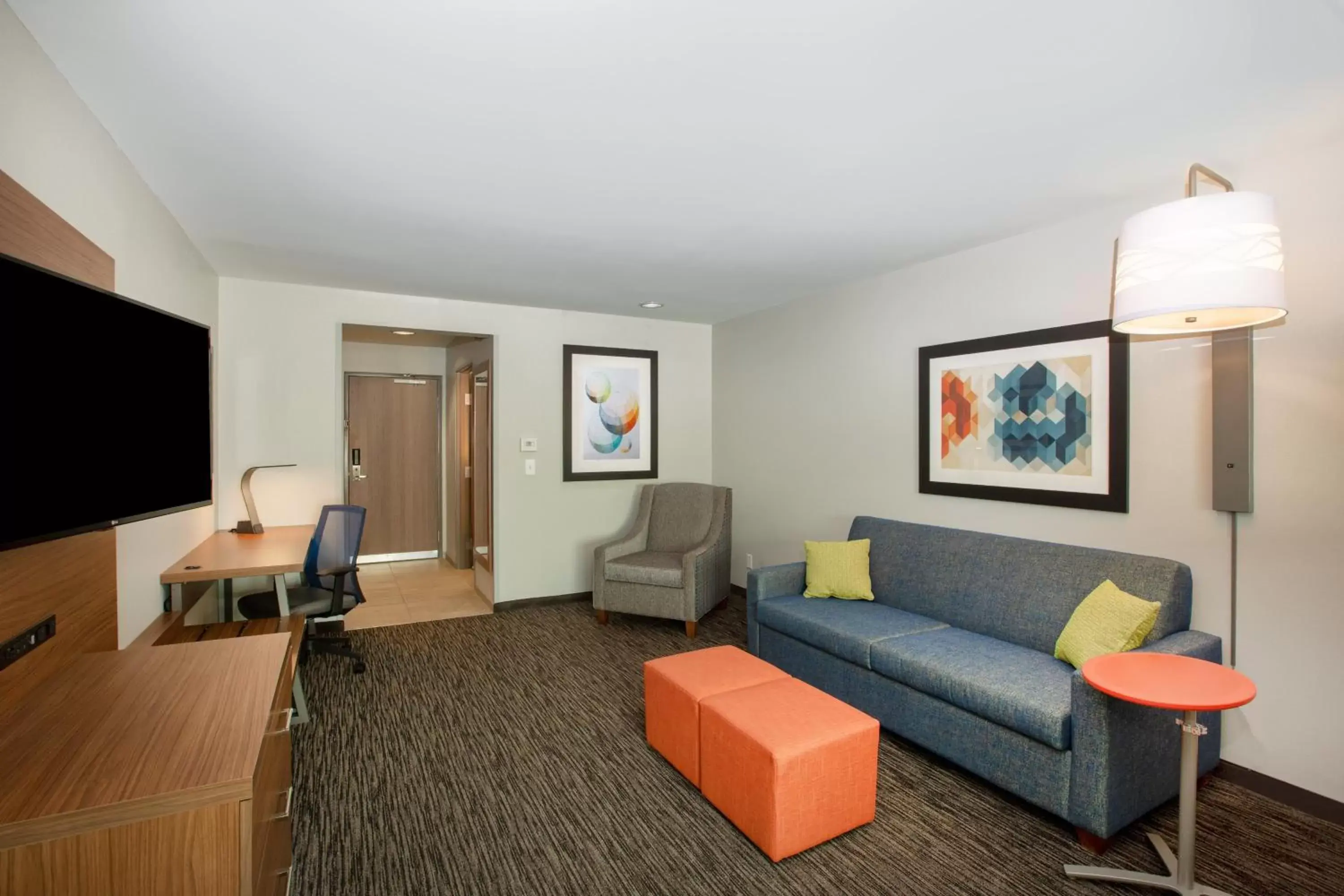 Photo of the whole room, Seating Area in Holiday Inn Express Hotel & Suites Columbus, an IHG Hotel