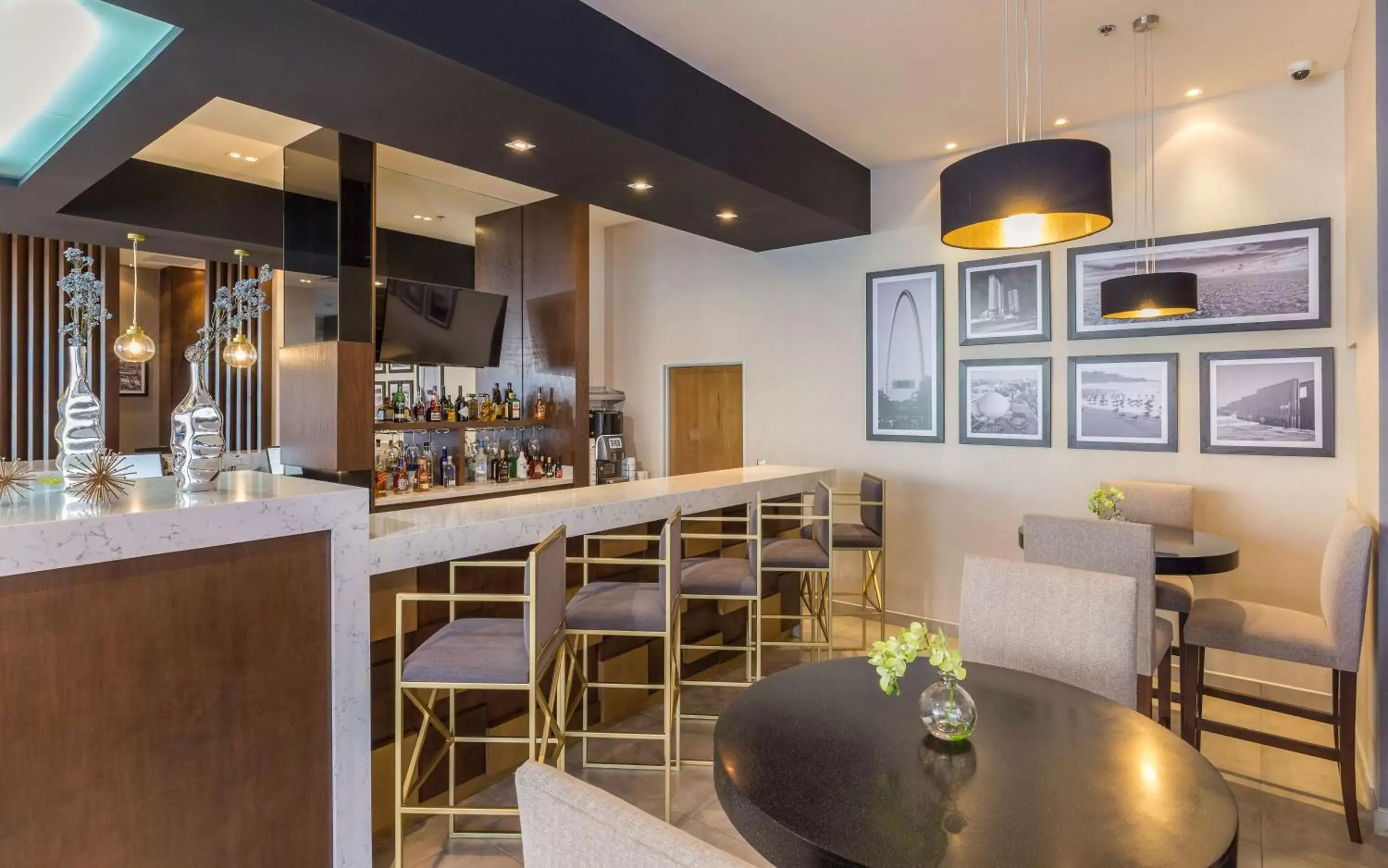 Lounge or bar in Hampton Inn By Hilton Tijuana Lounge or bar in Hampton Inn By Hilton Tijuana