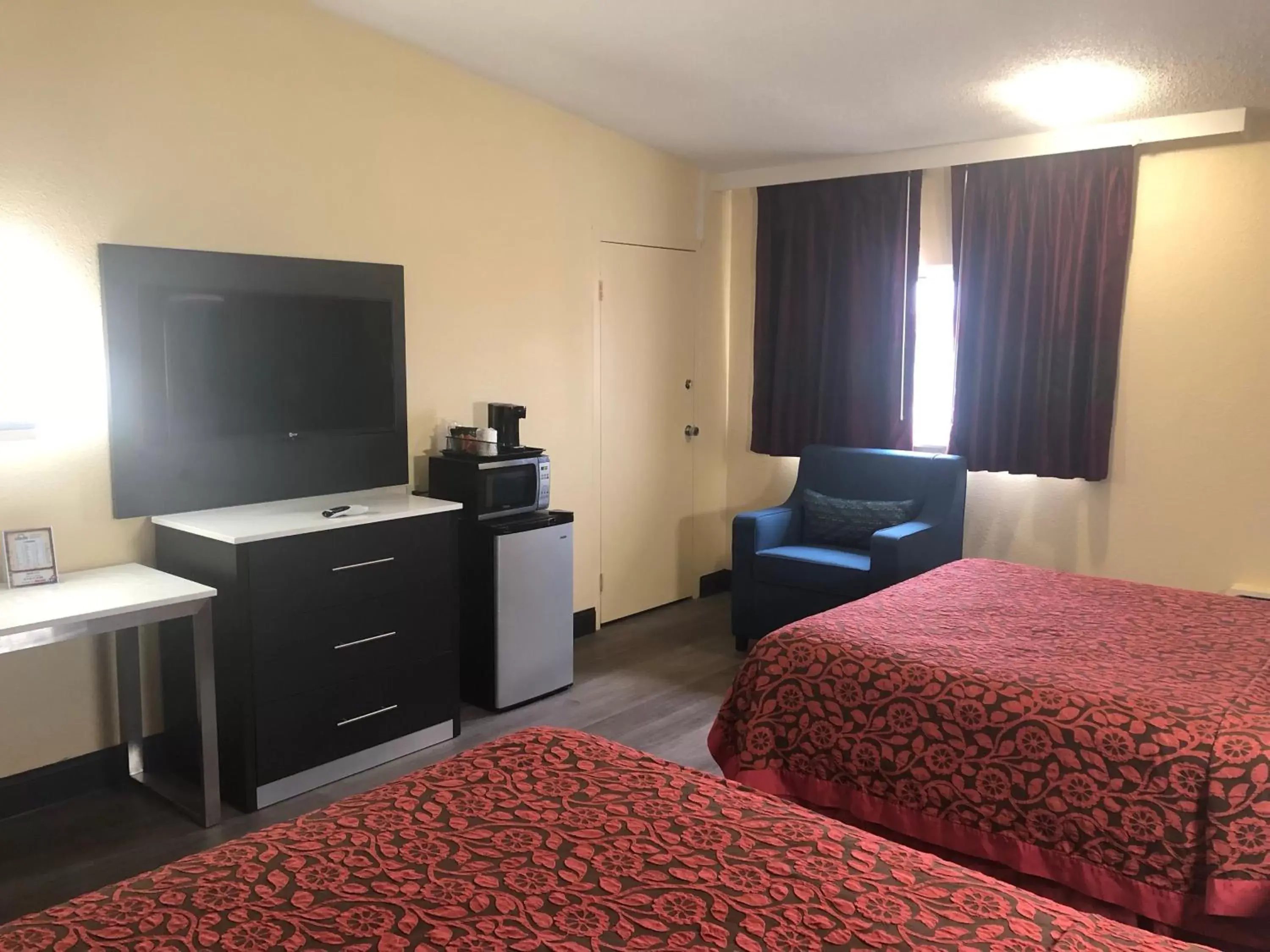 Bedroom, TV/Entertainment Center in Days Inn by Wyndham Grove City Columbus South