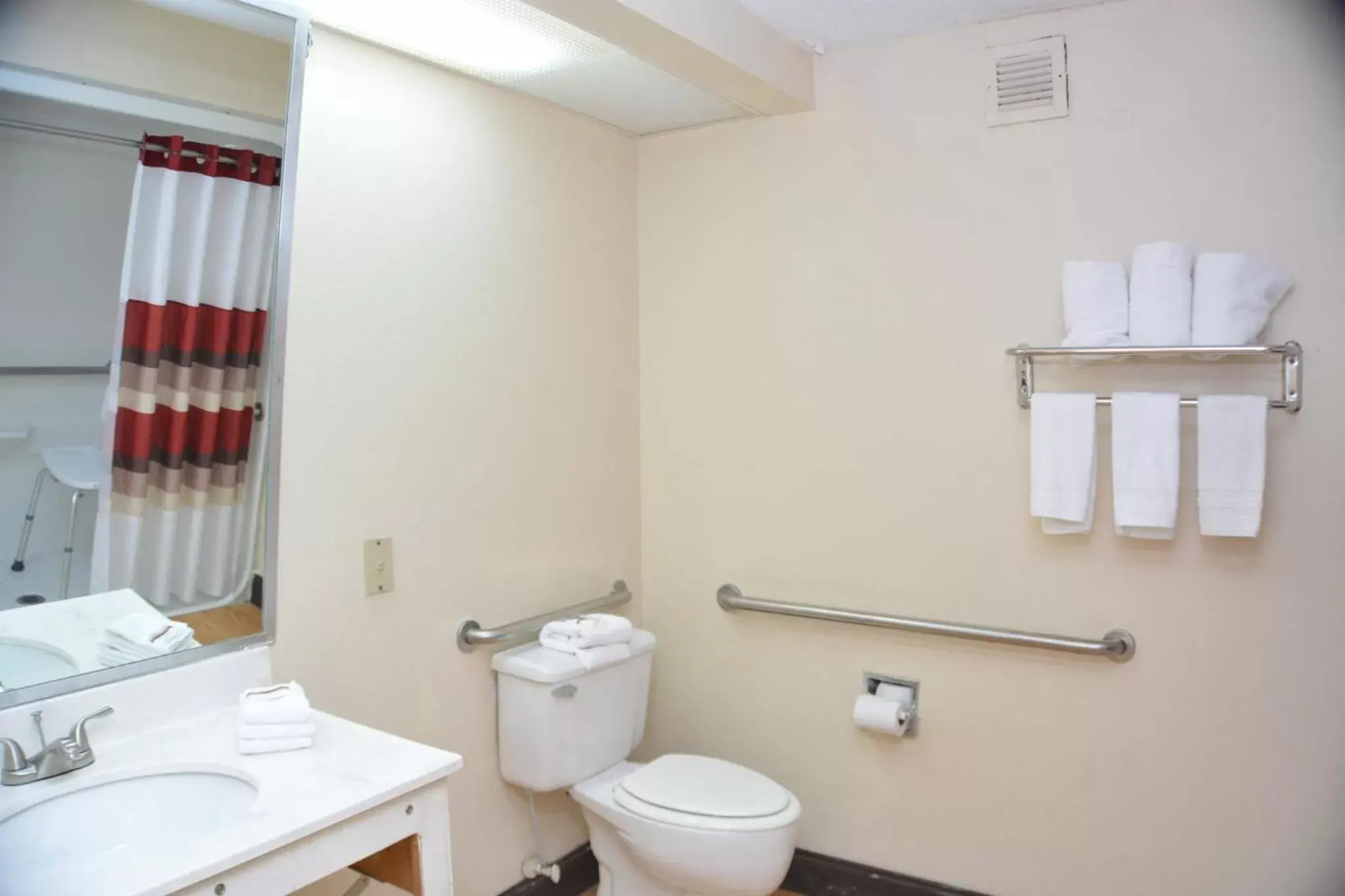 Other, Bathroom in Red Roof Inn PLUS+ & Suites Chattanooga - Downtown