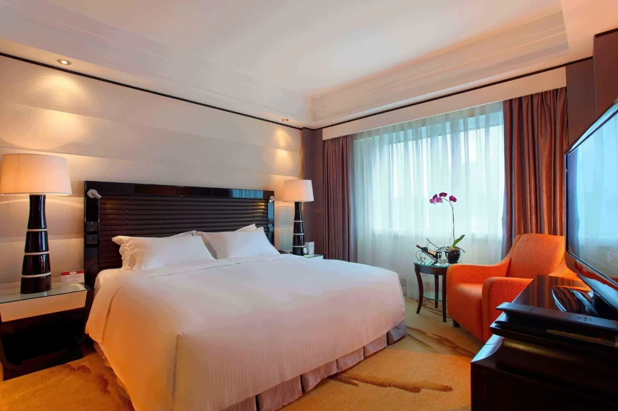 Photo of the whole room, Bed in Crowne Plaza Chengdu City Center, an IHG Hotel