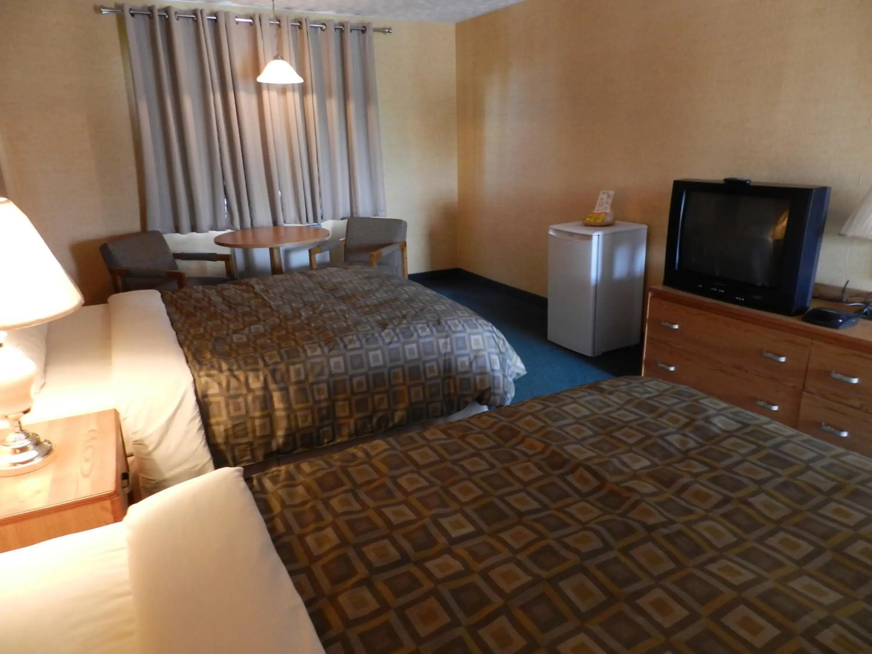 Photo of the whole room, Bed in Kings Inn Near the Falls