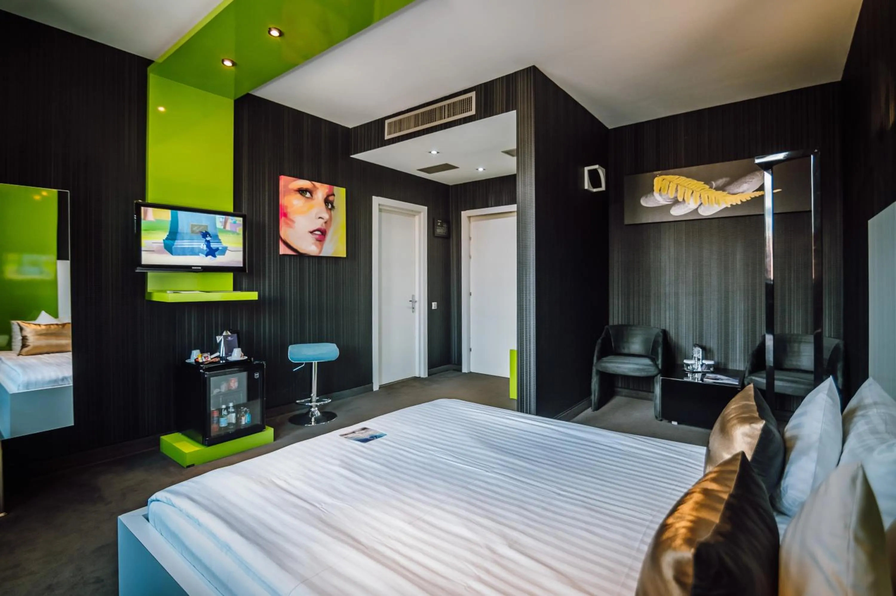 Bed in Plaza V Executive Hotel