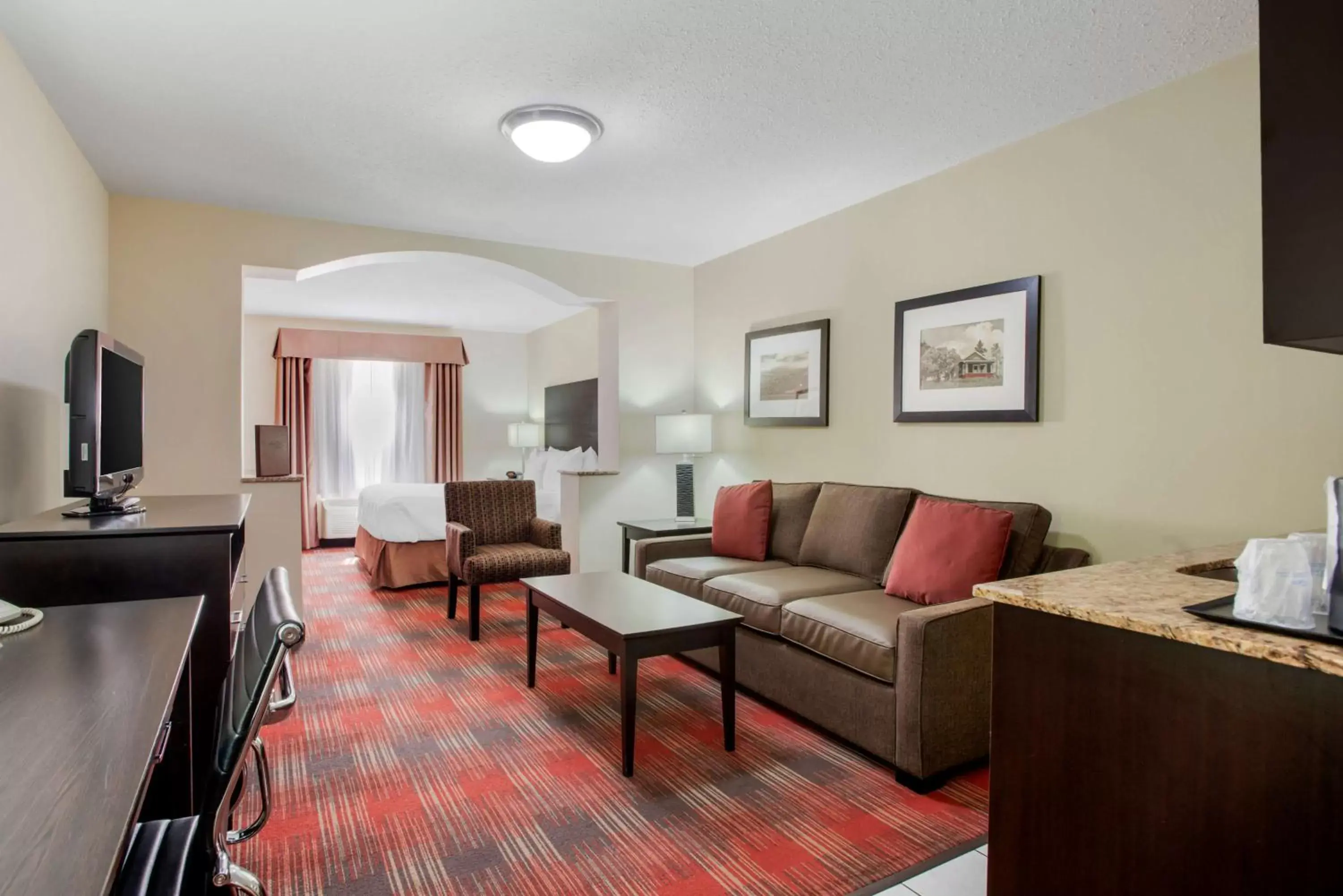 Bedroom, Seating Area in Best Western Plus Red Deer Inn & Suite