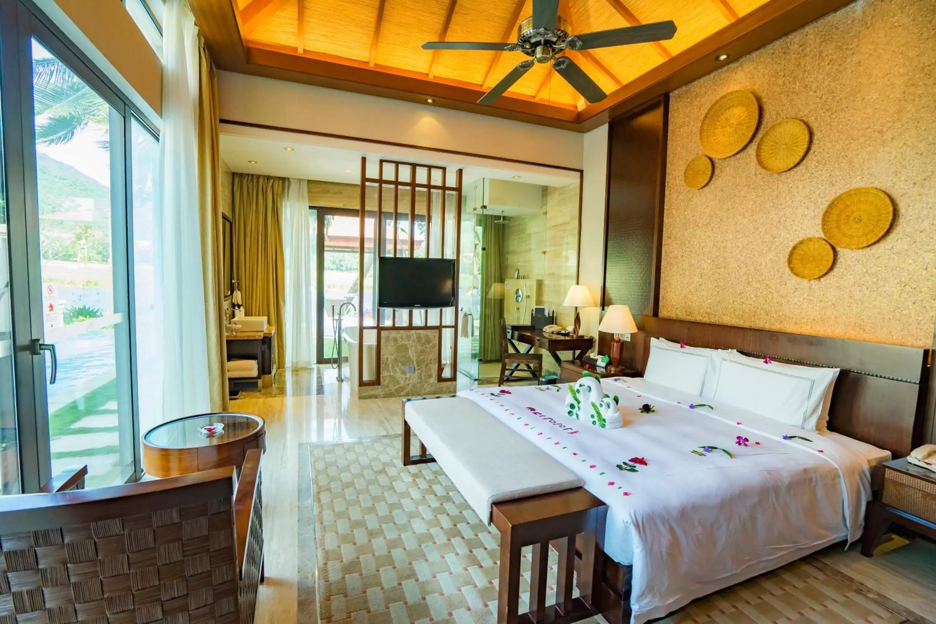 Communal lounge/ TV room in Grand Metropark Villa Resort Sanya Yalong Bay