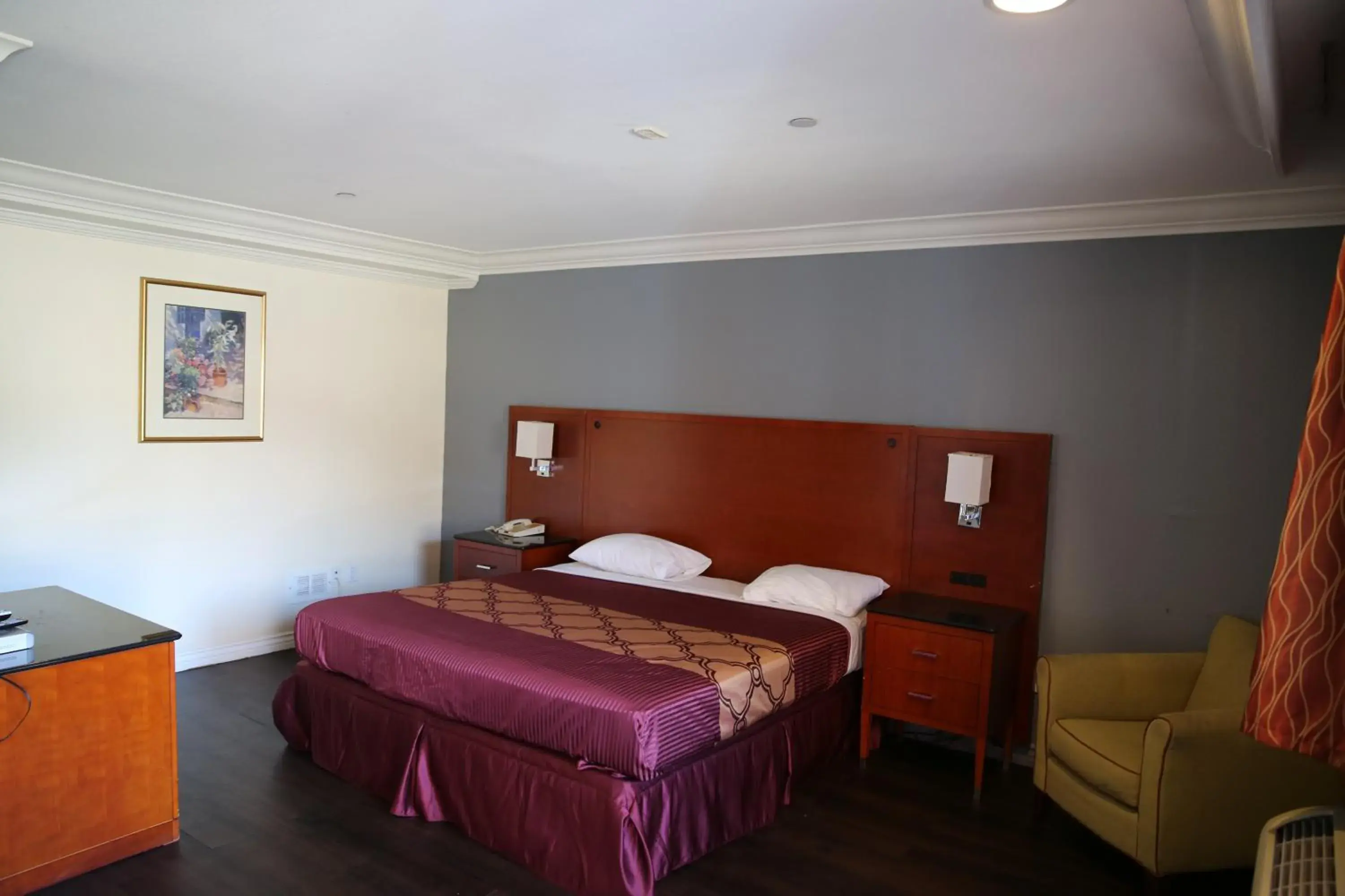 Bed in Chateau Inn & Suites Bed in Chateau Inn & Suites