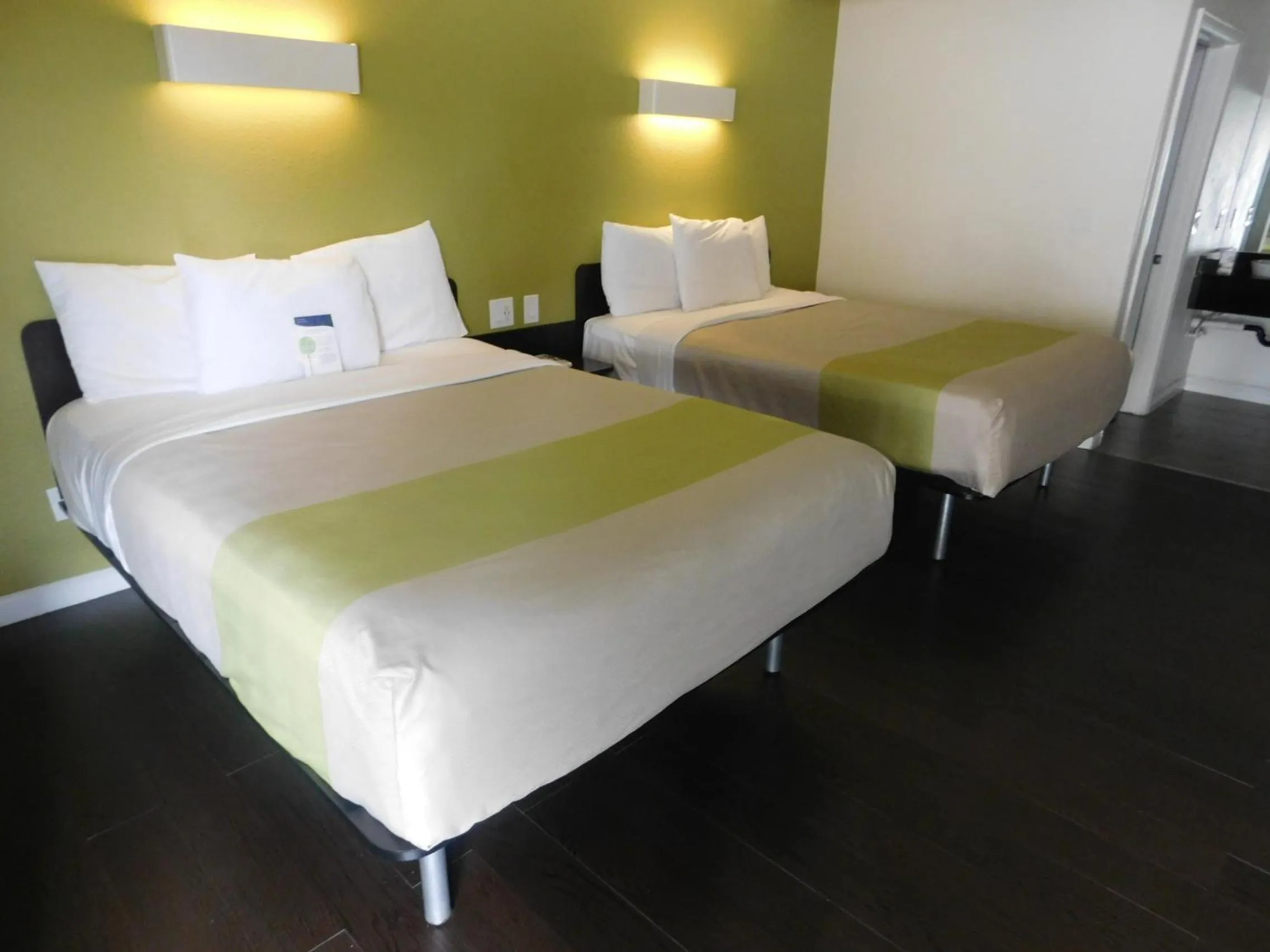 Bed in Fisherman's Cove Inn