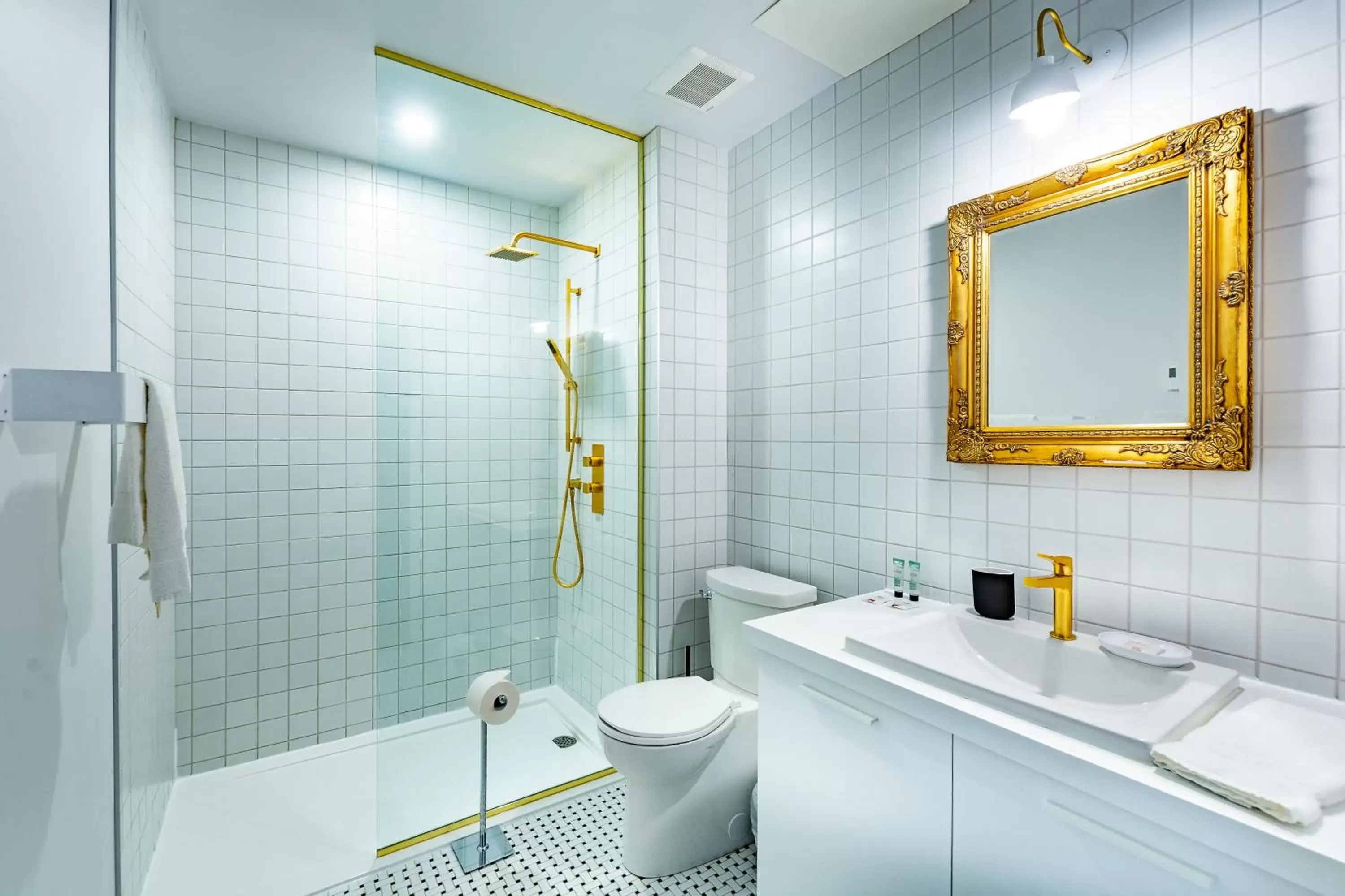 Toilet, Bathroom in Hôtel du Jardin - Par Les Lofts Vieux-Québec