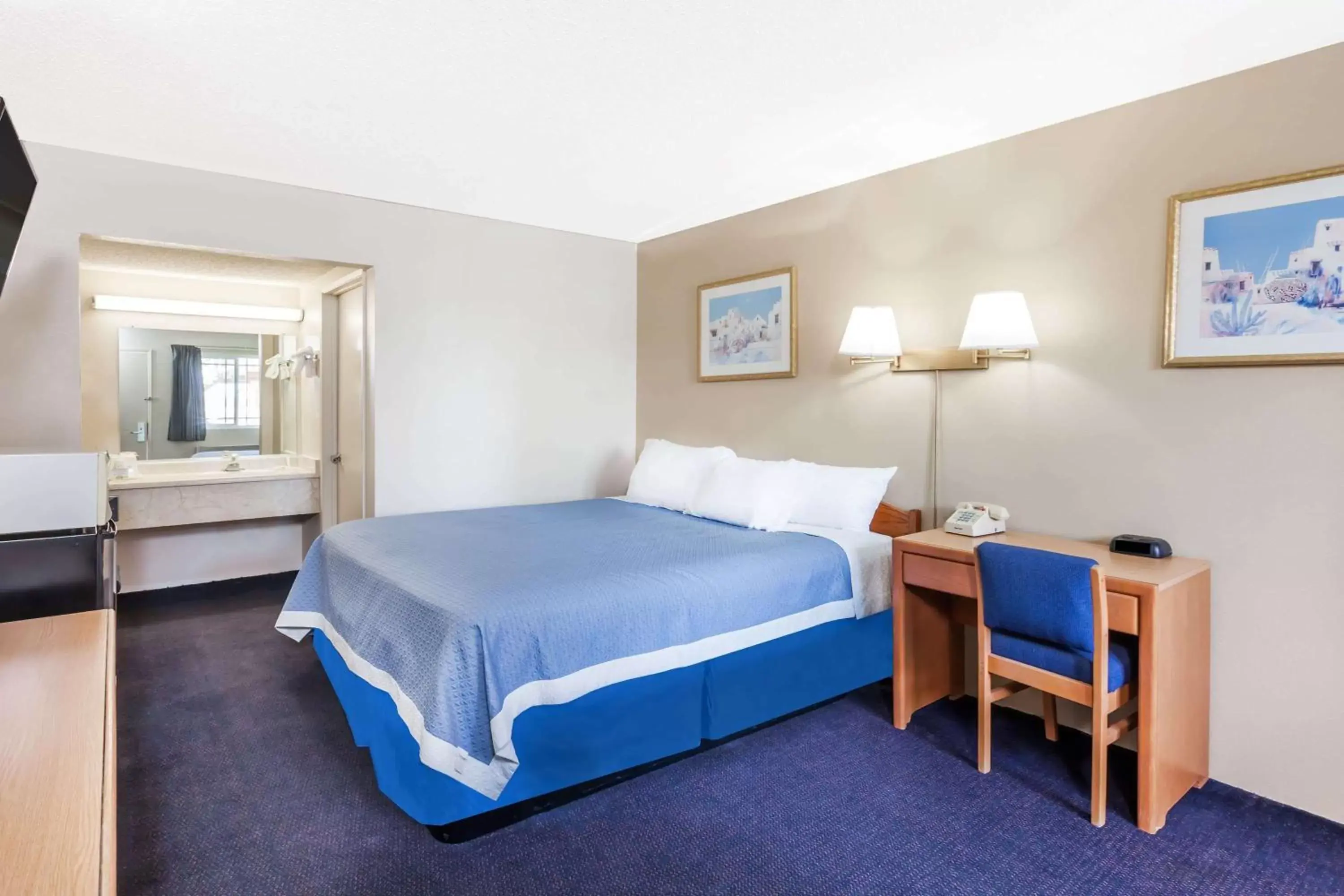 Photo of the whole room, Bed in Days Inn by Wyndham Barstow