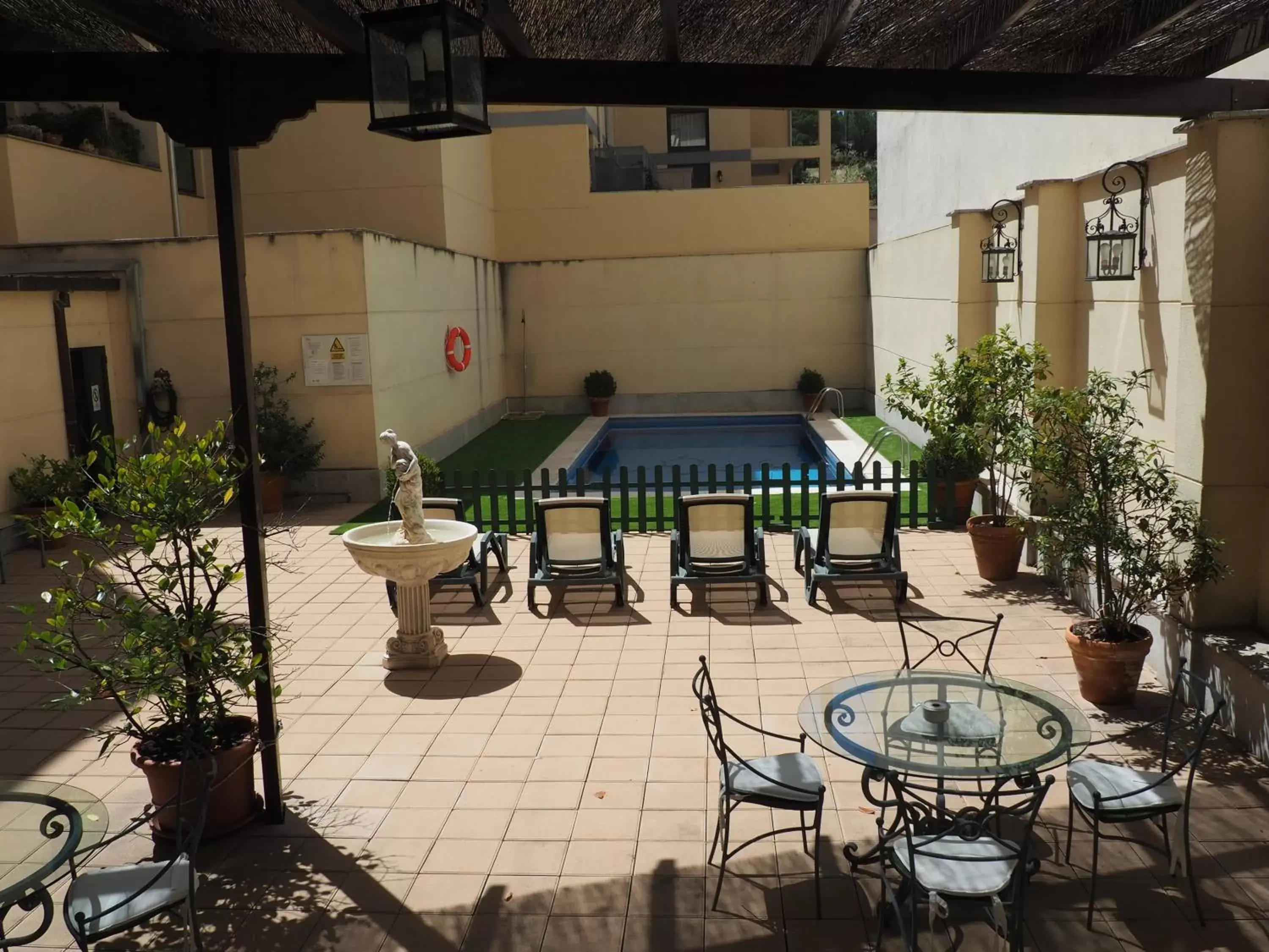 Swimming pool, Billiards in Hotel Ele Puente Romano de Salamanca