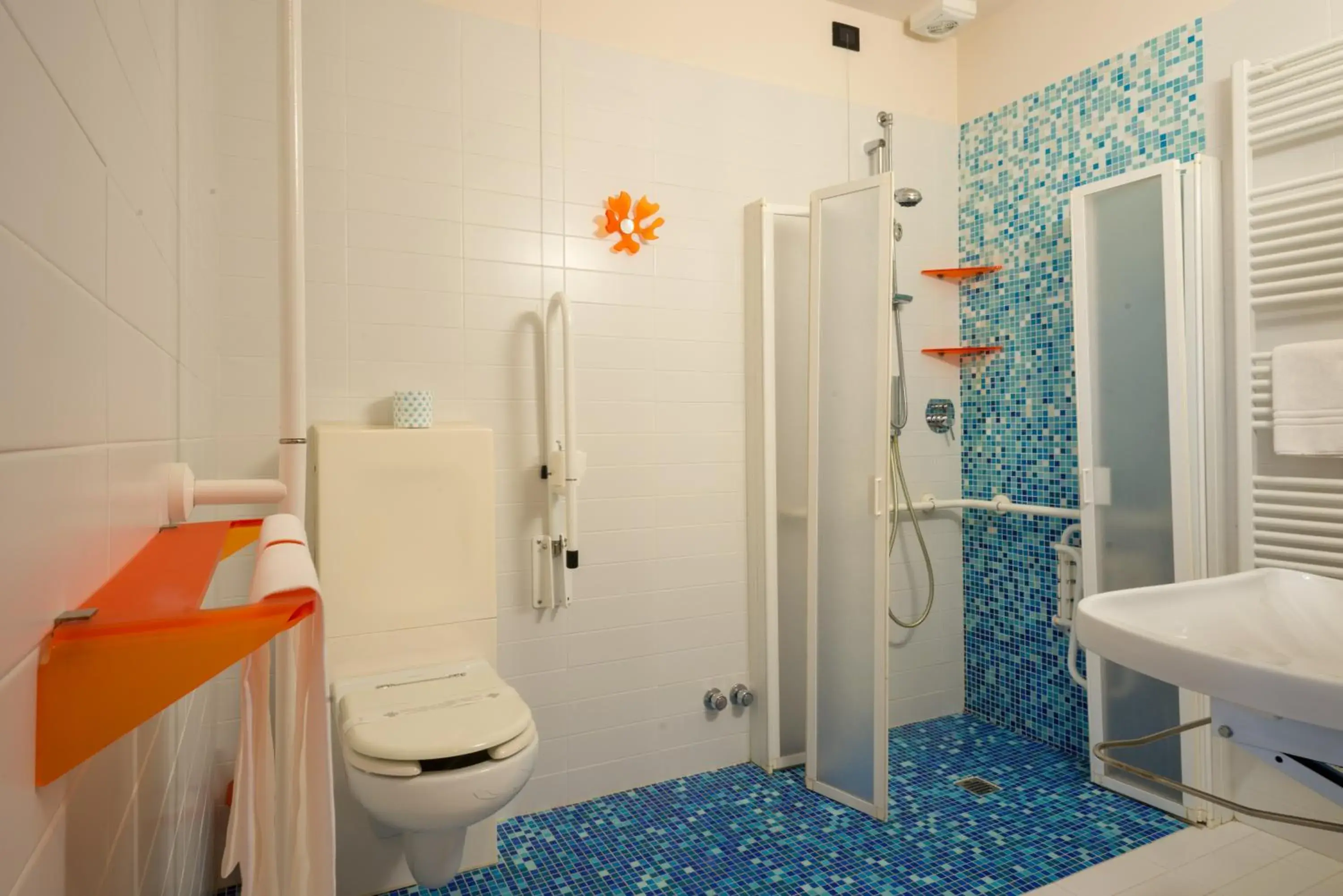 Shower, Bathroom in Sanlu Hotel