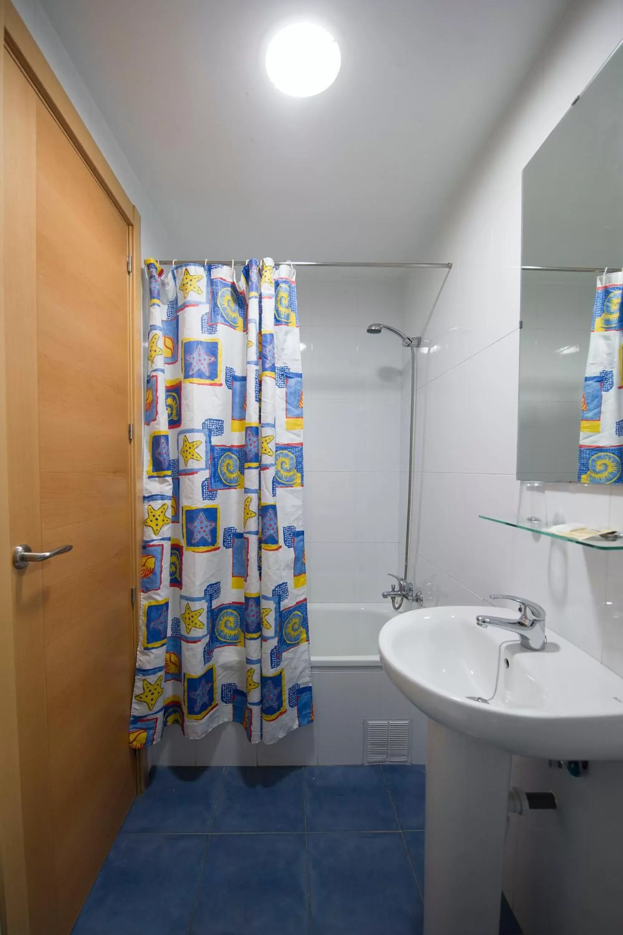 Shower, Bathroom in Hostal la Campana