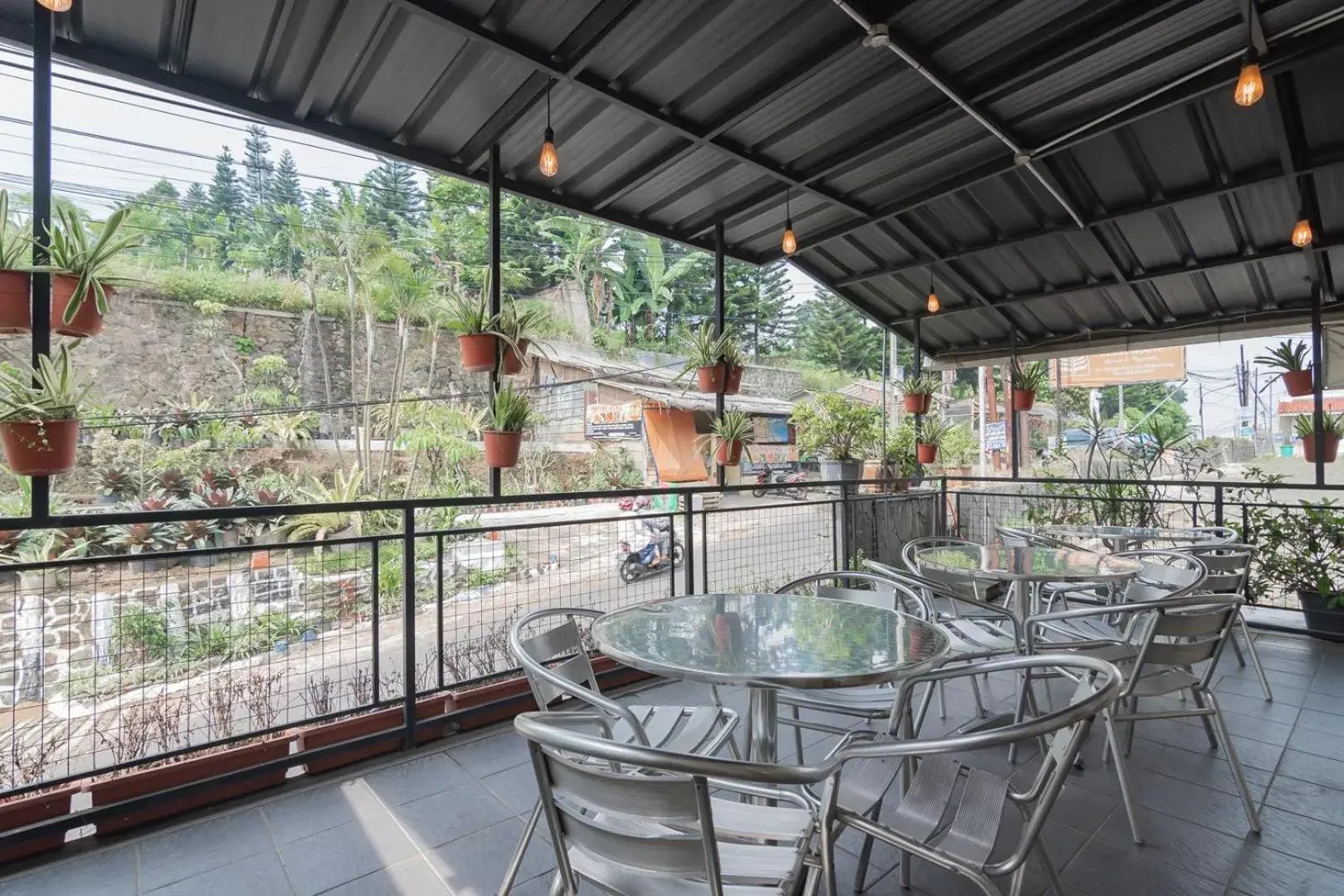 Restaurant/places to eat, Balcony/Terrace in Rossan Villa Hotel near Sersan Bajuri RedPartner