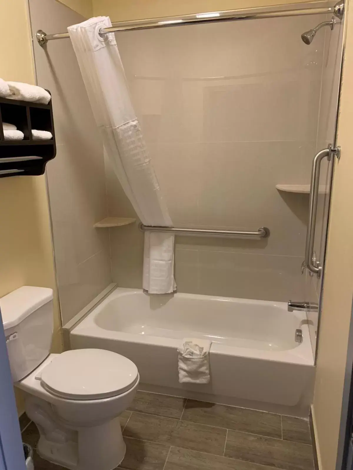 Bathroom in HomeStay Inn & Suites Edinburg
