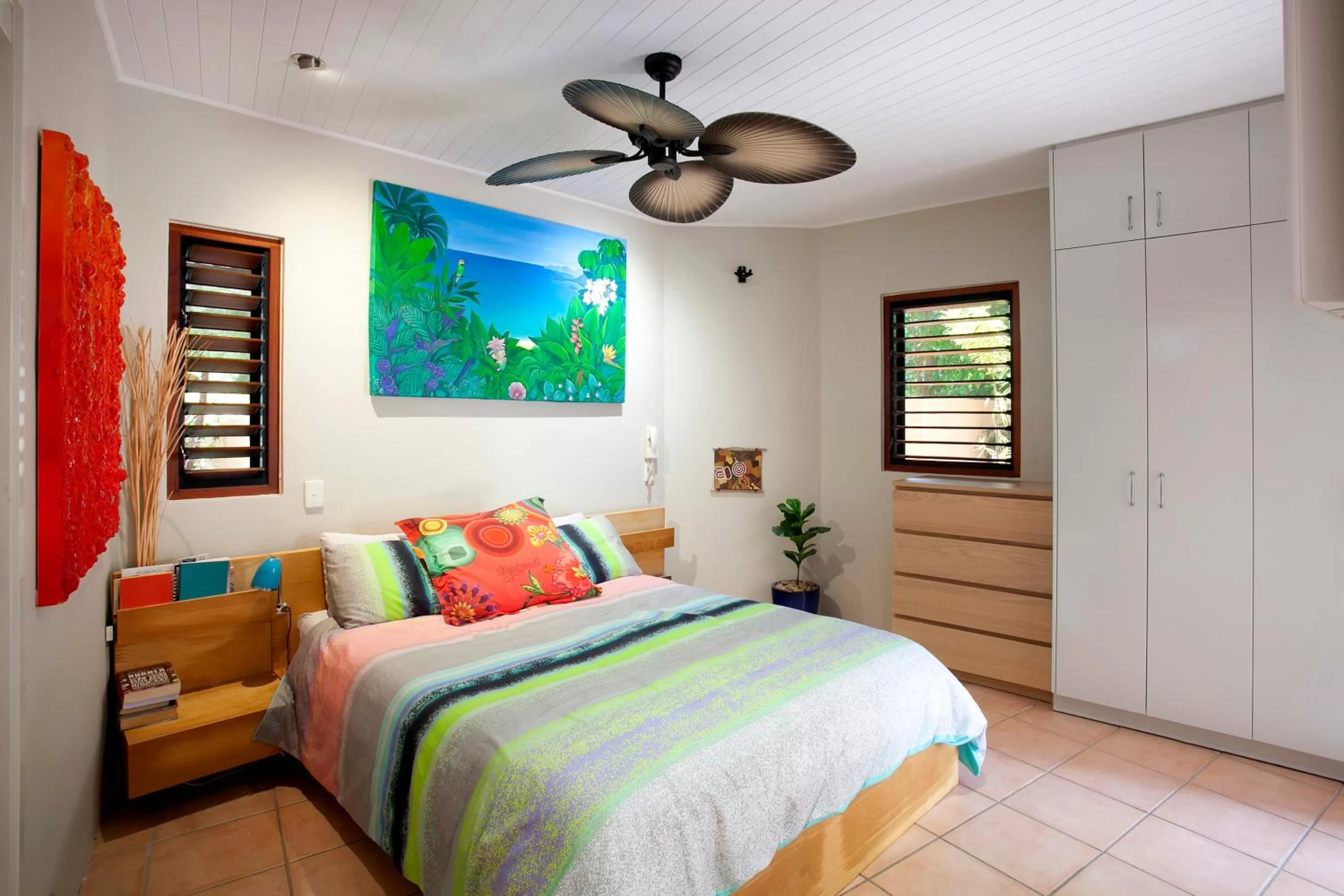 Bathroom, Bed in L'Auberge Noosa