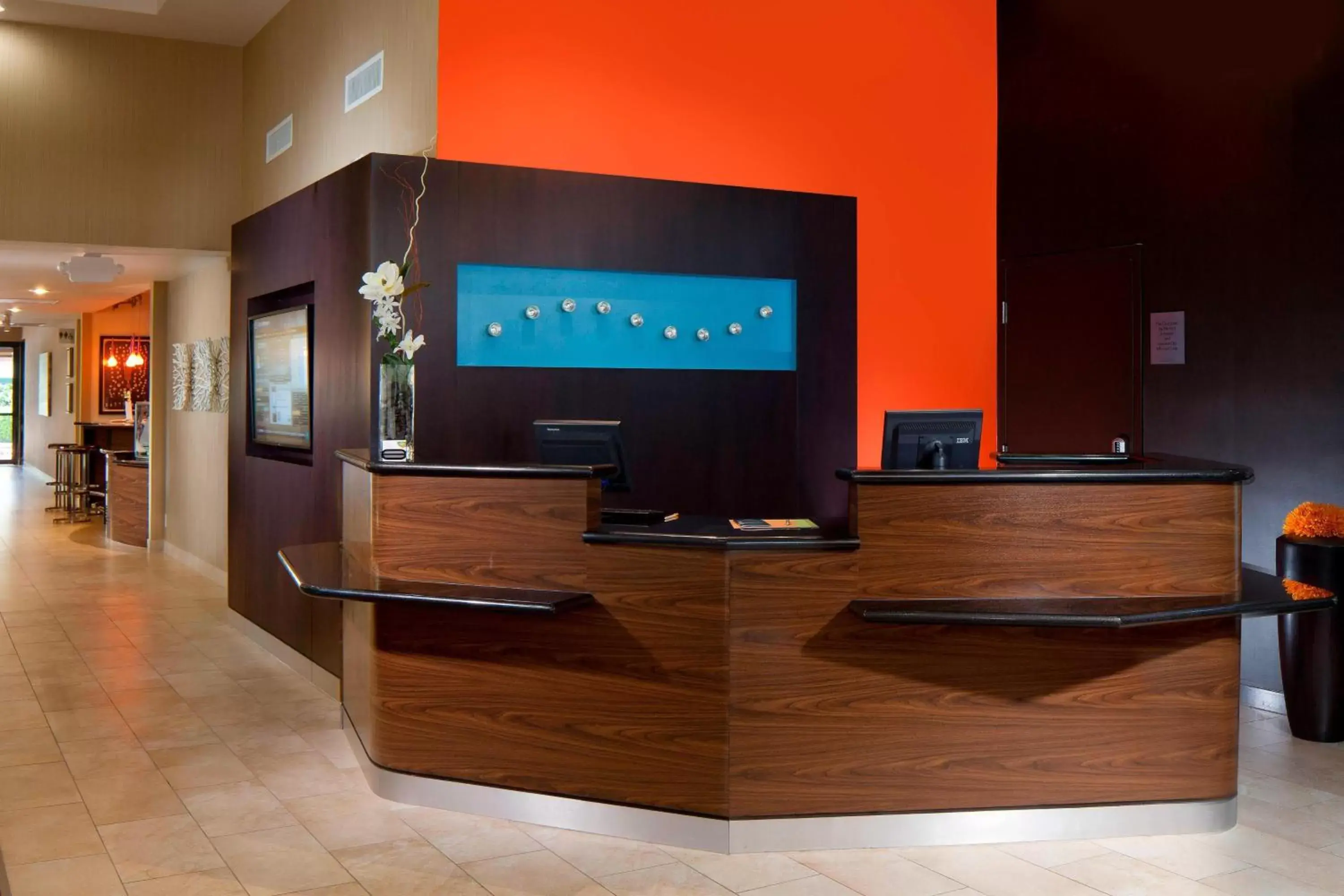 Lobby or reception, TV/Entertainment Center in Courtyard by Marriott Fort Lauderdale East / Lauderdale-by-the-Sea