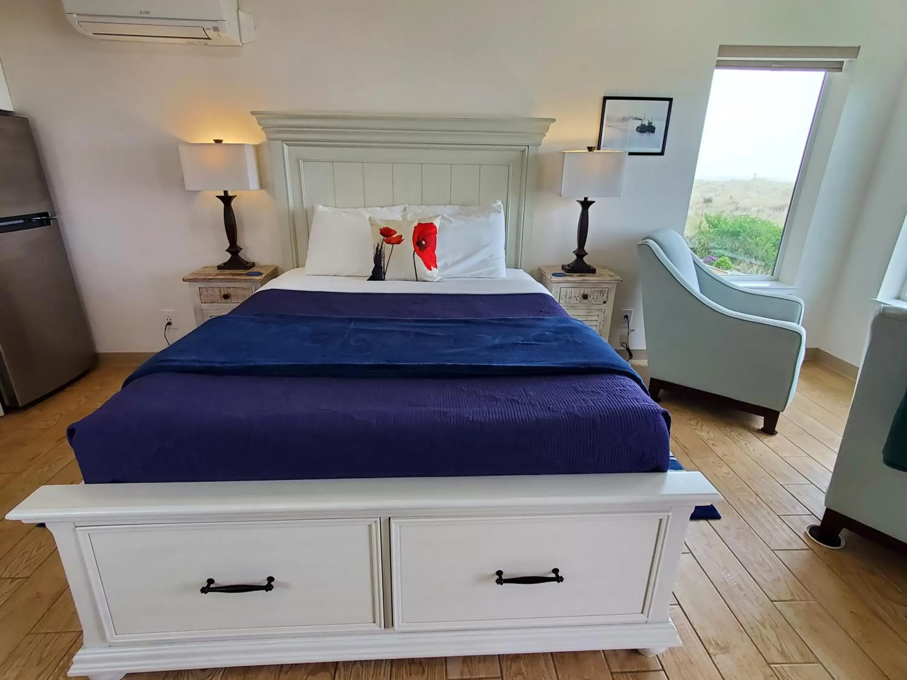 Bed in Moonstone Beach Motel