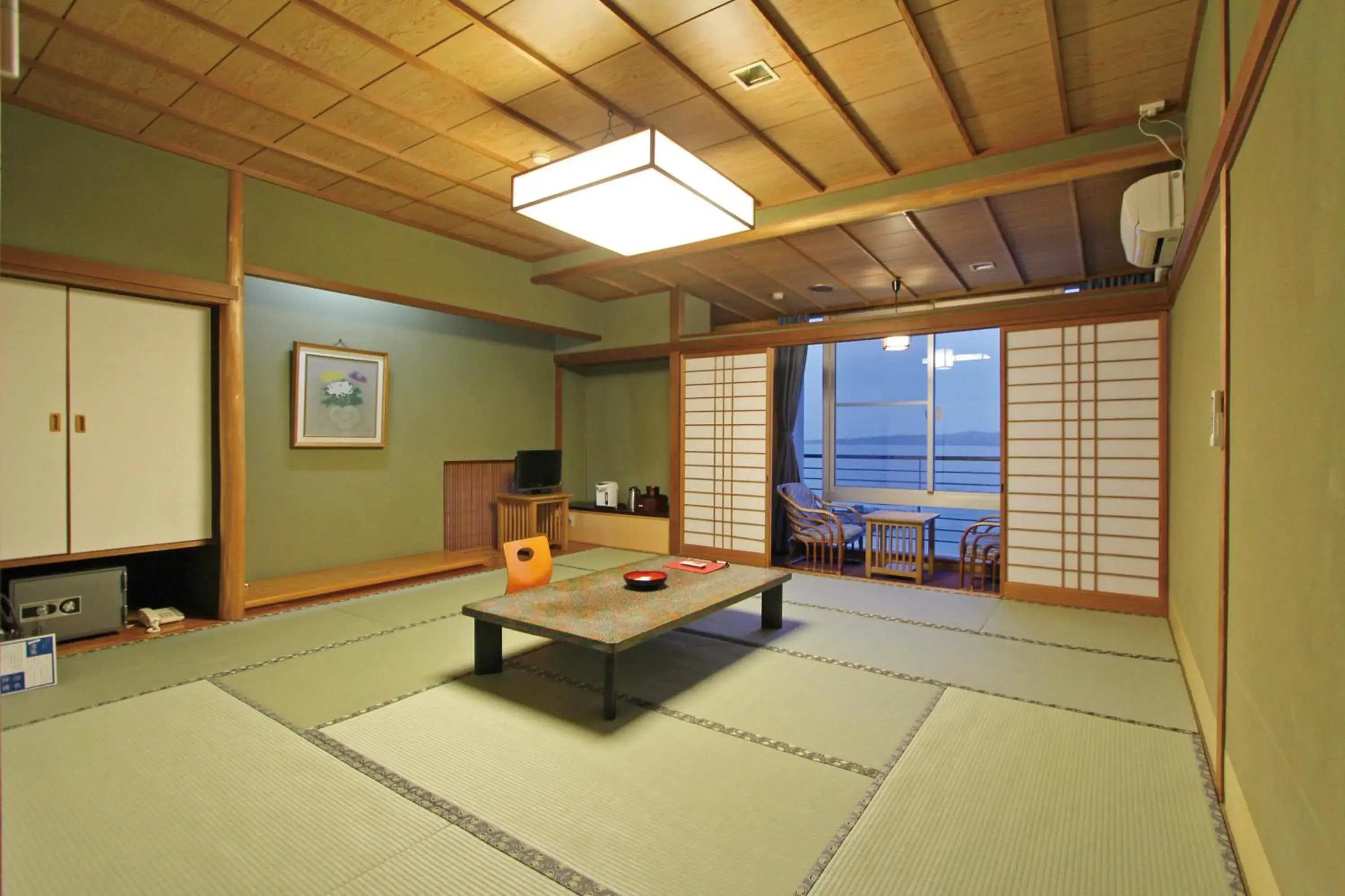 Photo of the whole room, Seating Area in Himi Onsenkyo Eihokaku