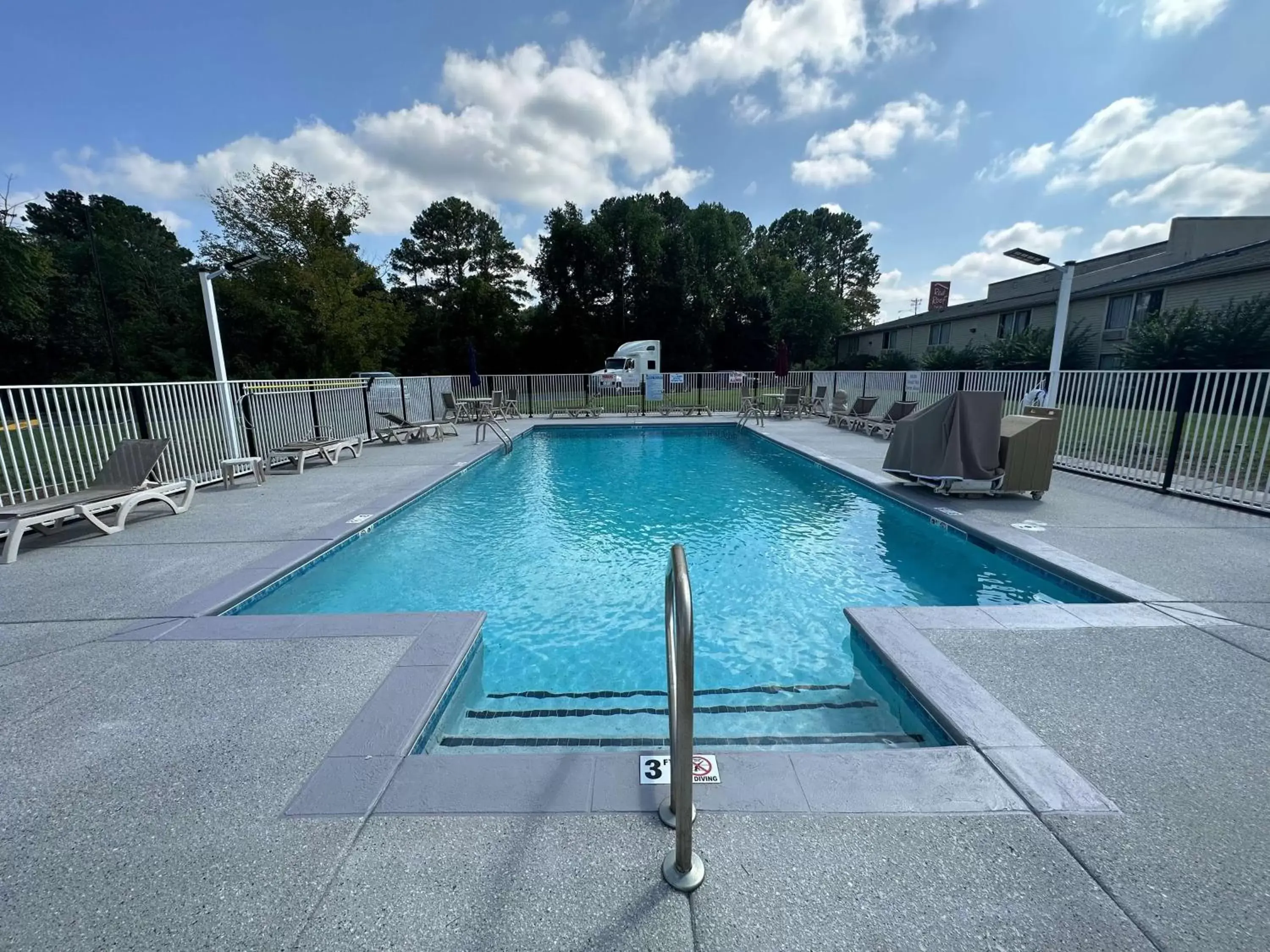 Pool view, Swimming Pool in Motel 6-Greensboro, NC - Airport