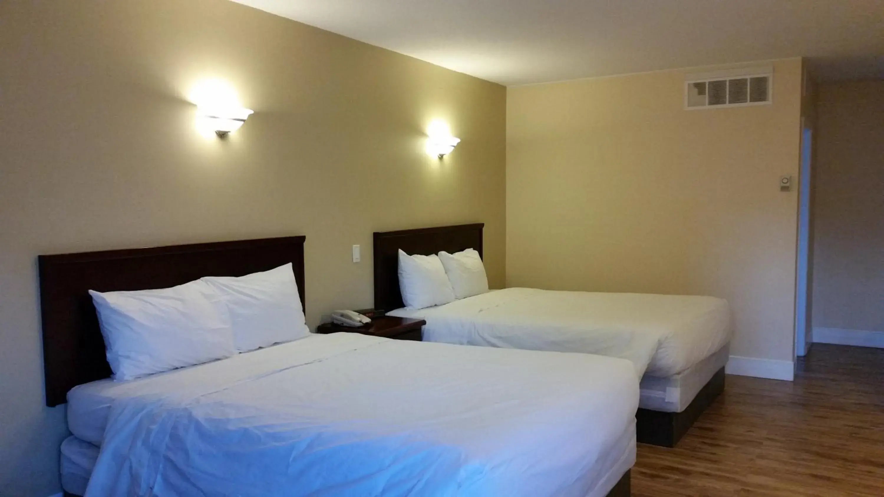 Bed in Comox Valley Inn & Suites