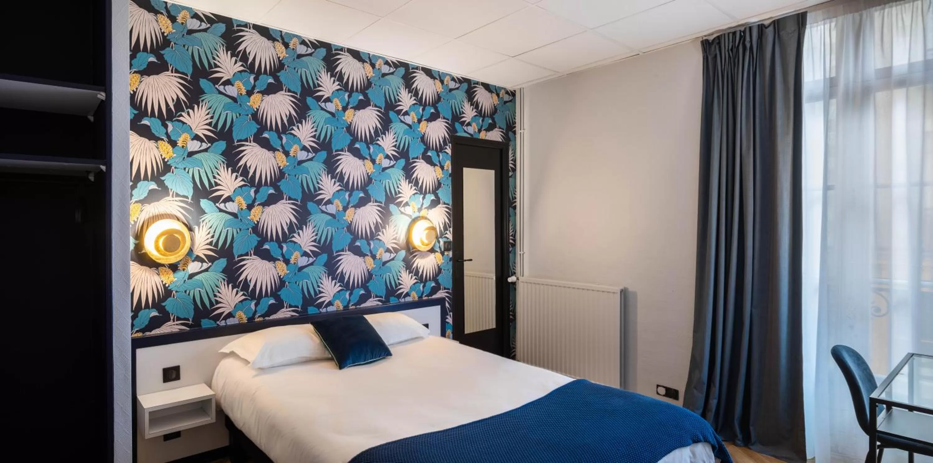 Bedroom, Bed in Hôtel Lanjuinais