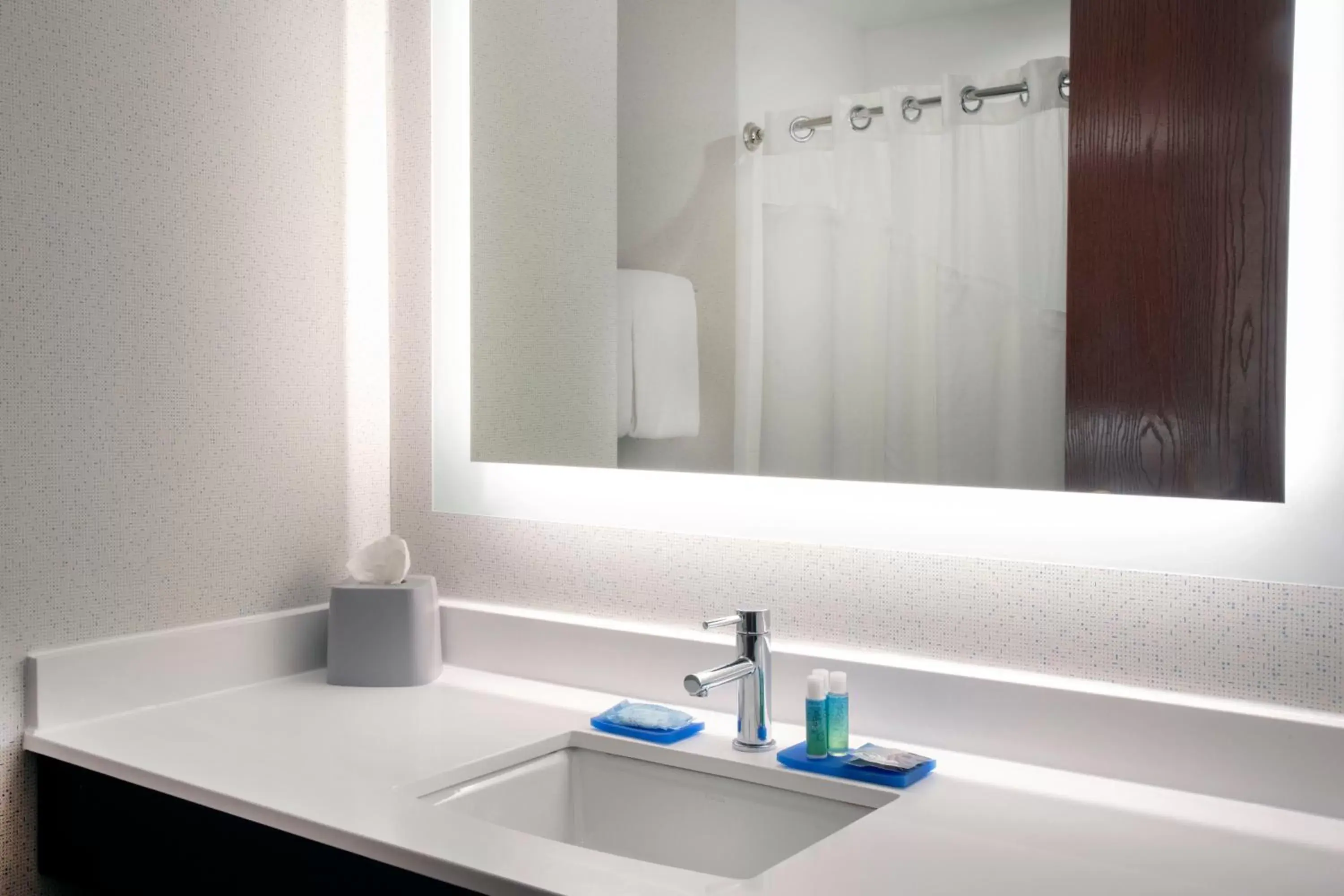 Standard King Room in Holiday Inn Express Hotel & Suites Chester by IHG Standard King Room in Holiday Inn Express Hotel & Suites Chester by IHG